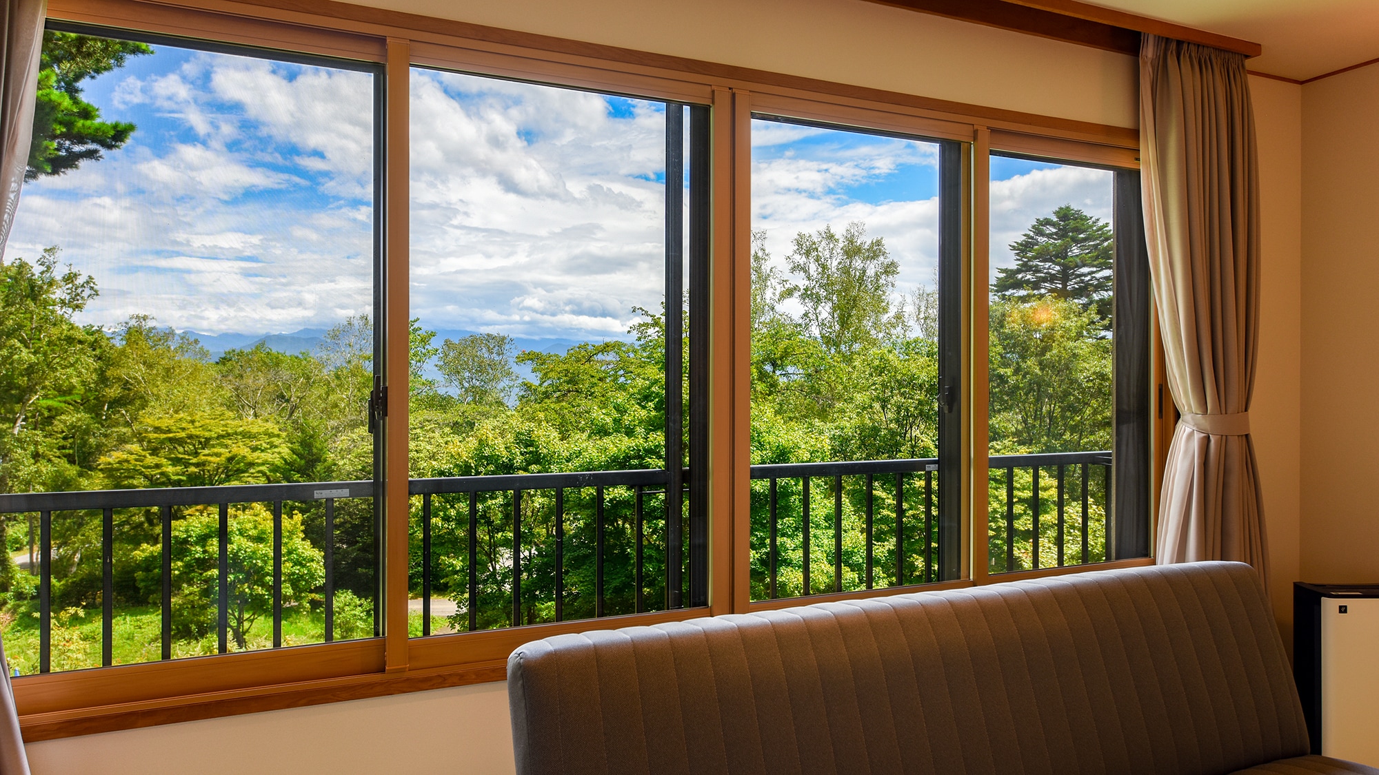 *[FORESTview Lakeside/Japanese-Western Room] Beyond the window, you can see the open view of the nature-rich Komagane Forest.