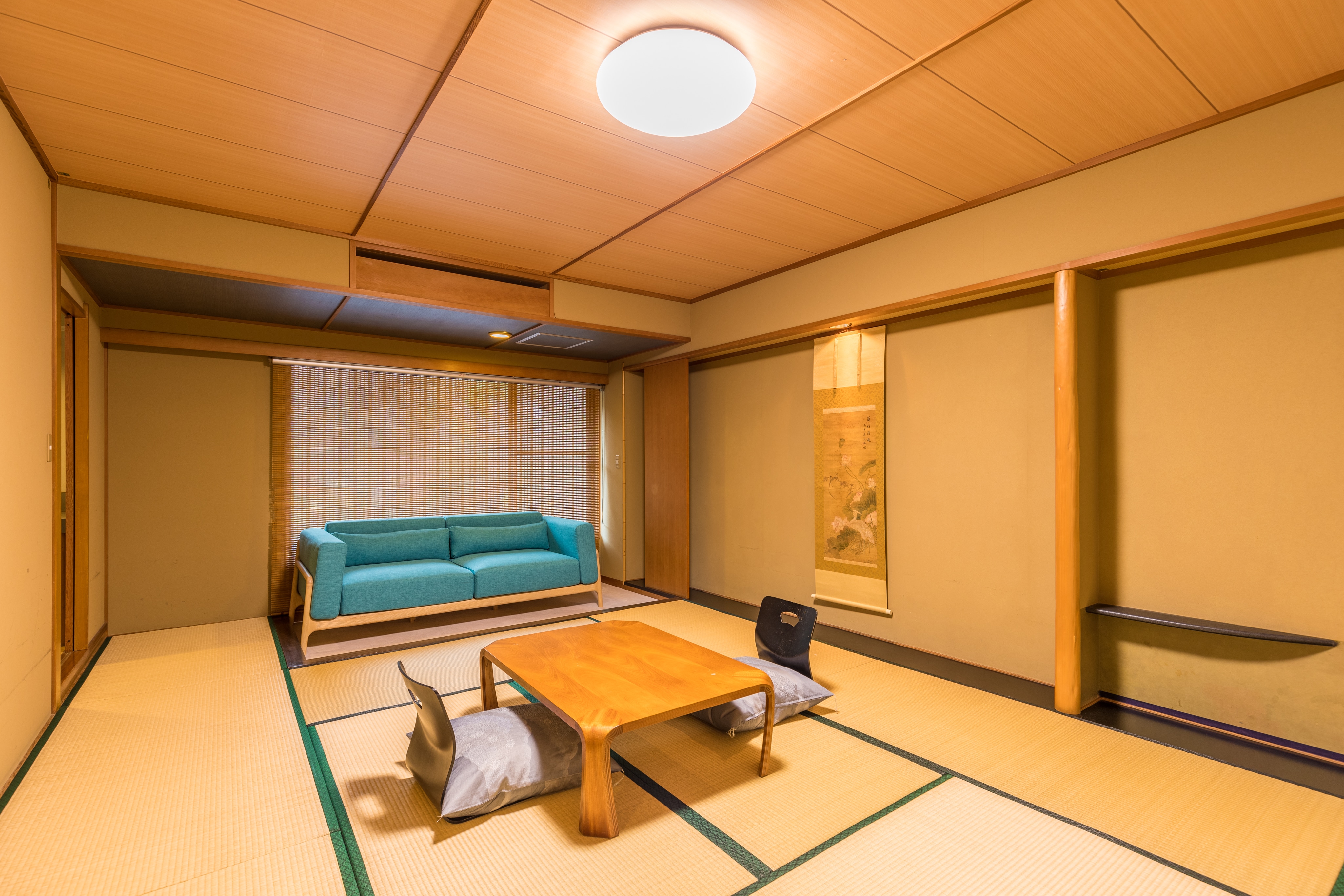 Japanese-style room 10 tatami mats + wide-rimmed room
