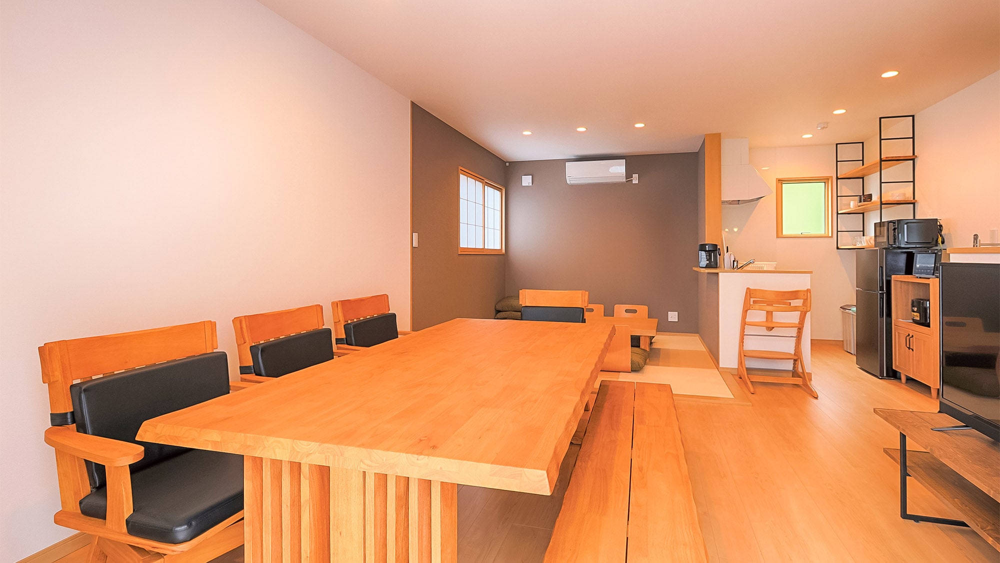 ・There is a tatami space at the back of the living room where you can stretch out and relax.