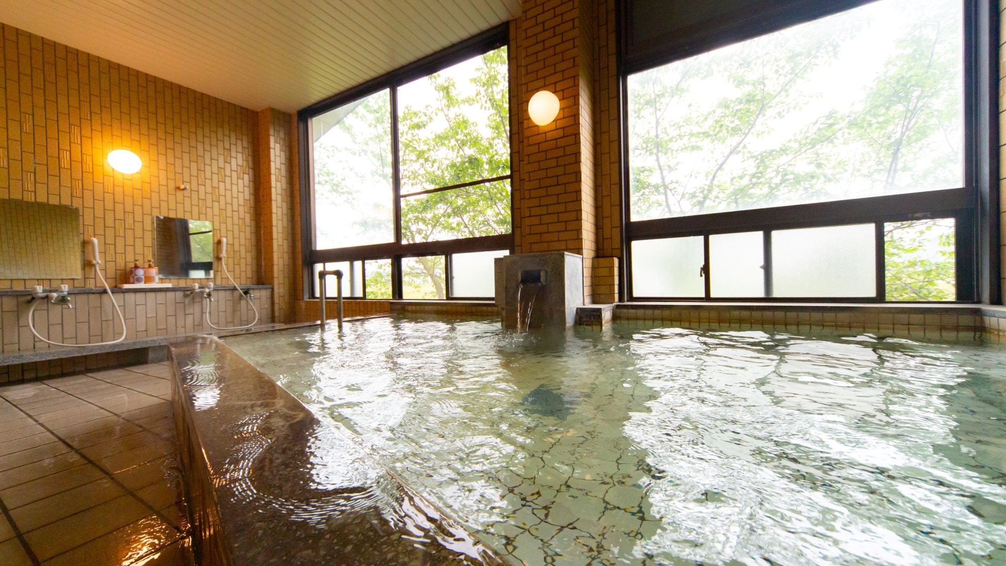 位於主樓，這是一間寬敞的男女公共浴室。