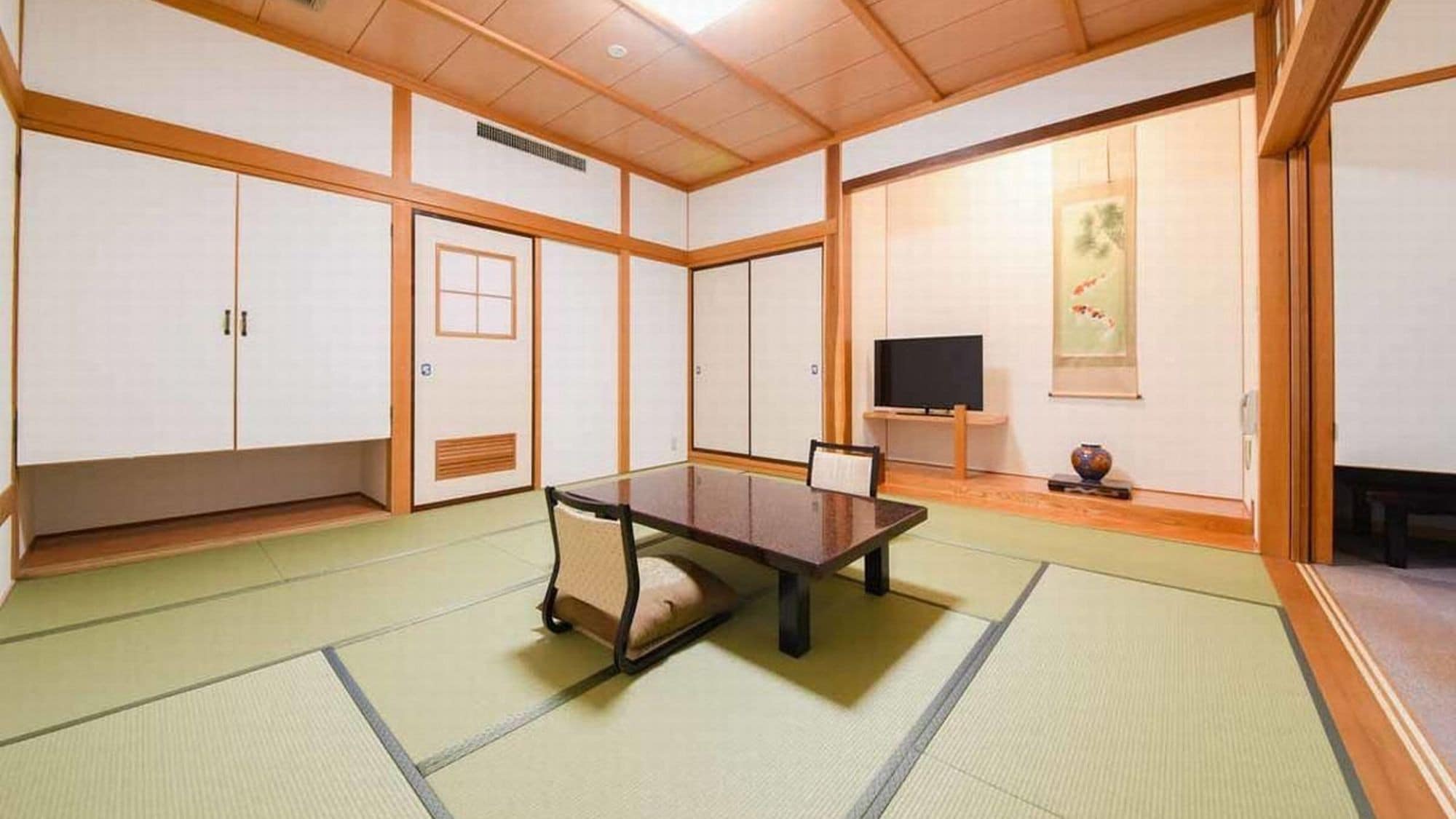 [Example of Japanese-style room in the main building] After enjoying the silk bath, relax on the tatami mats.
