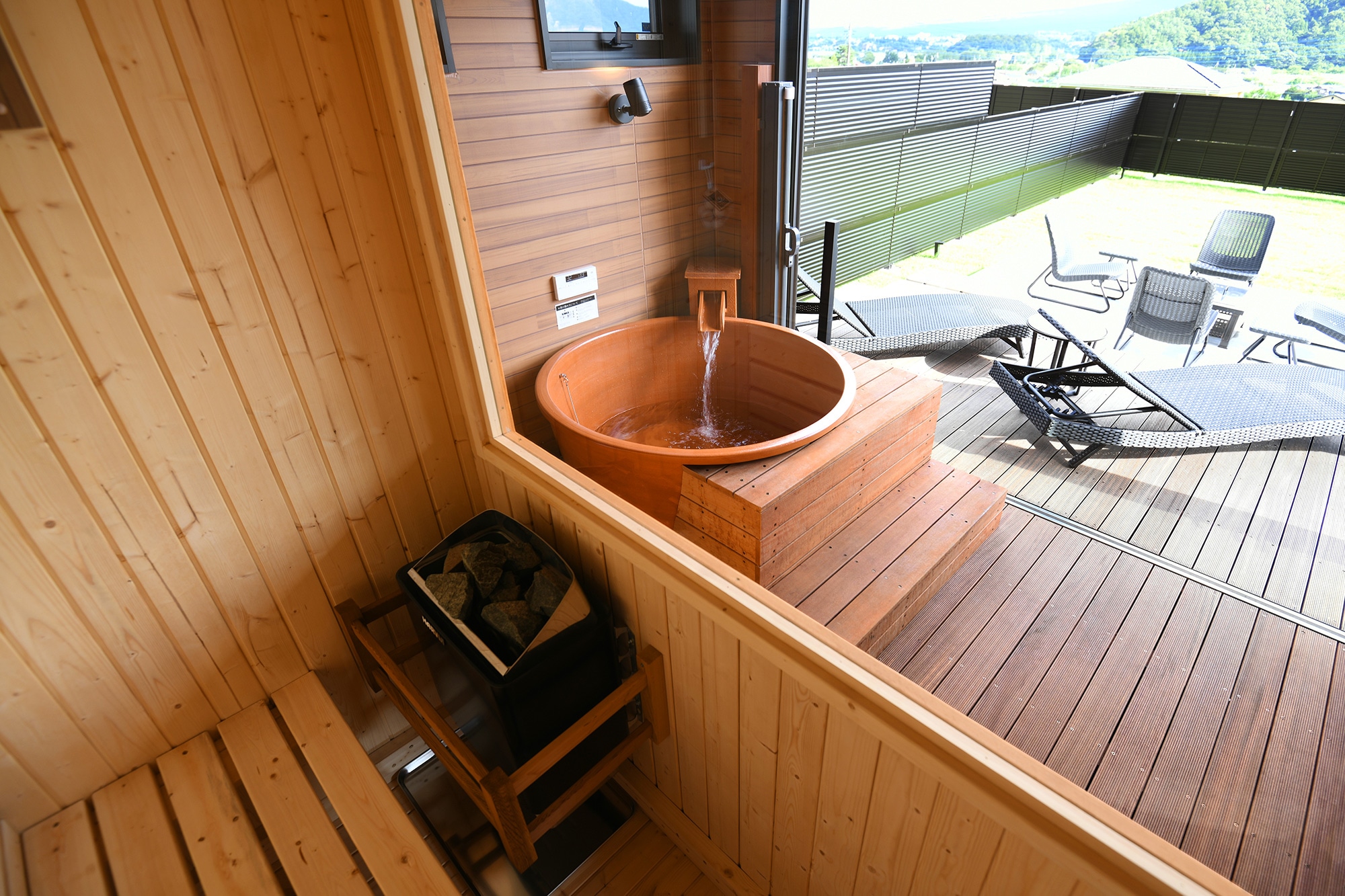 Vila tipe glamping, sauna (tersedia setiap hari) dan pemandian air panas alami di udara terbuka