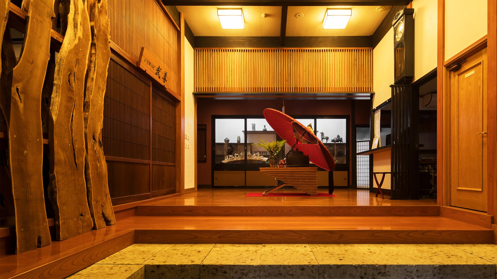 * Inside the building / Entrance where the warmth of the wood calms down