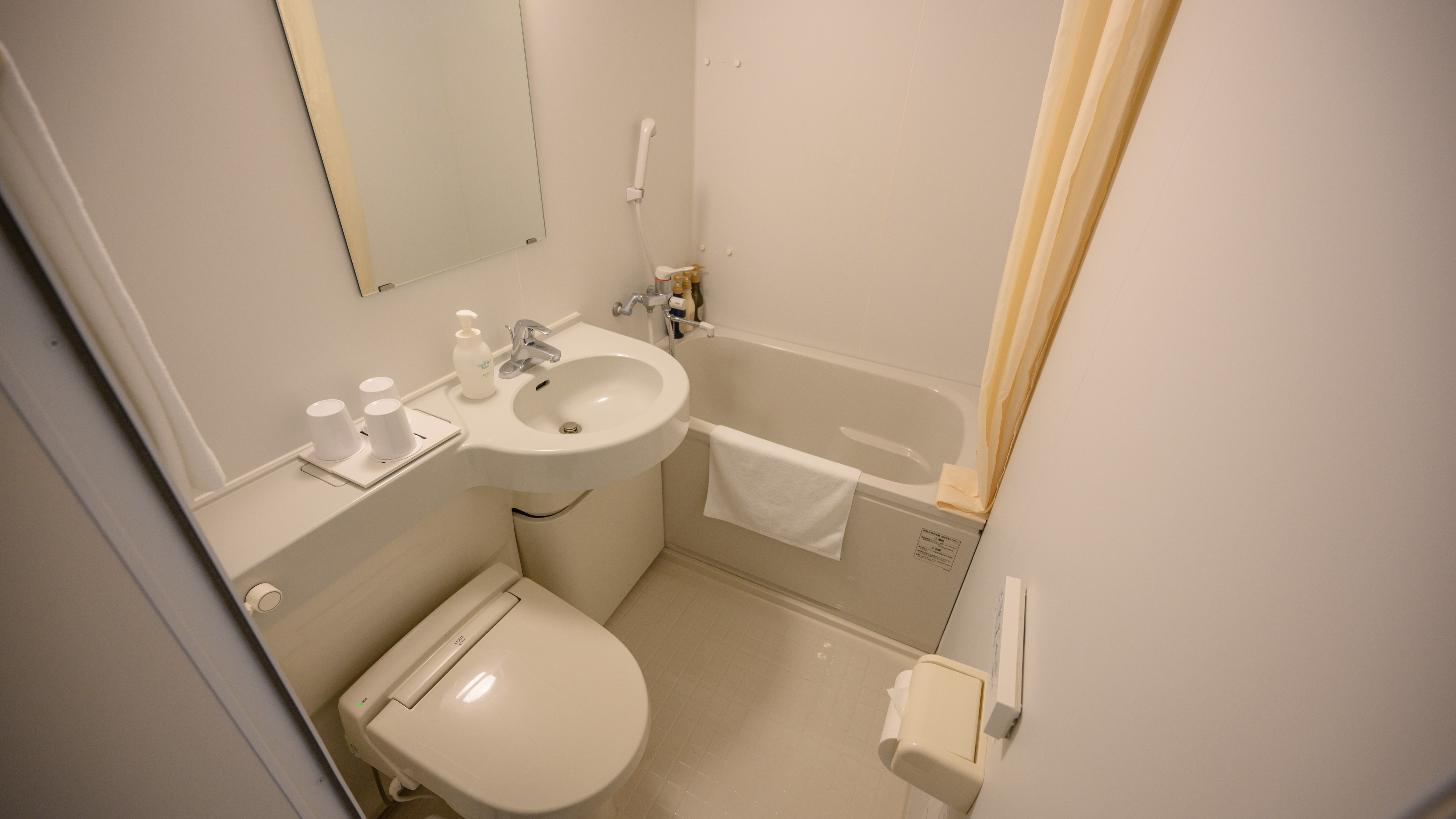 ◆Triple room / Only some rooms have unit baths renewed (example of guest room)