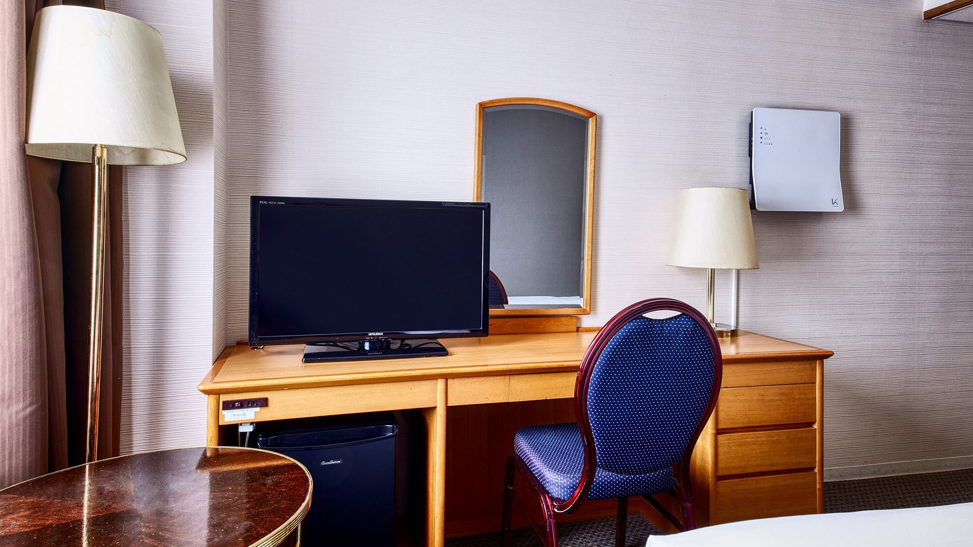 There is a desk space that is convenient for PC work. ｜ Superior Double