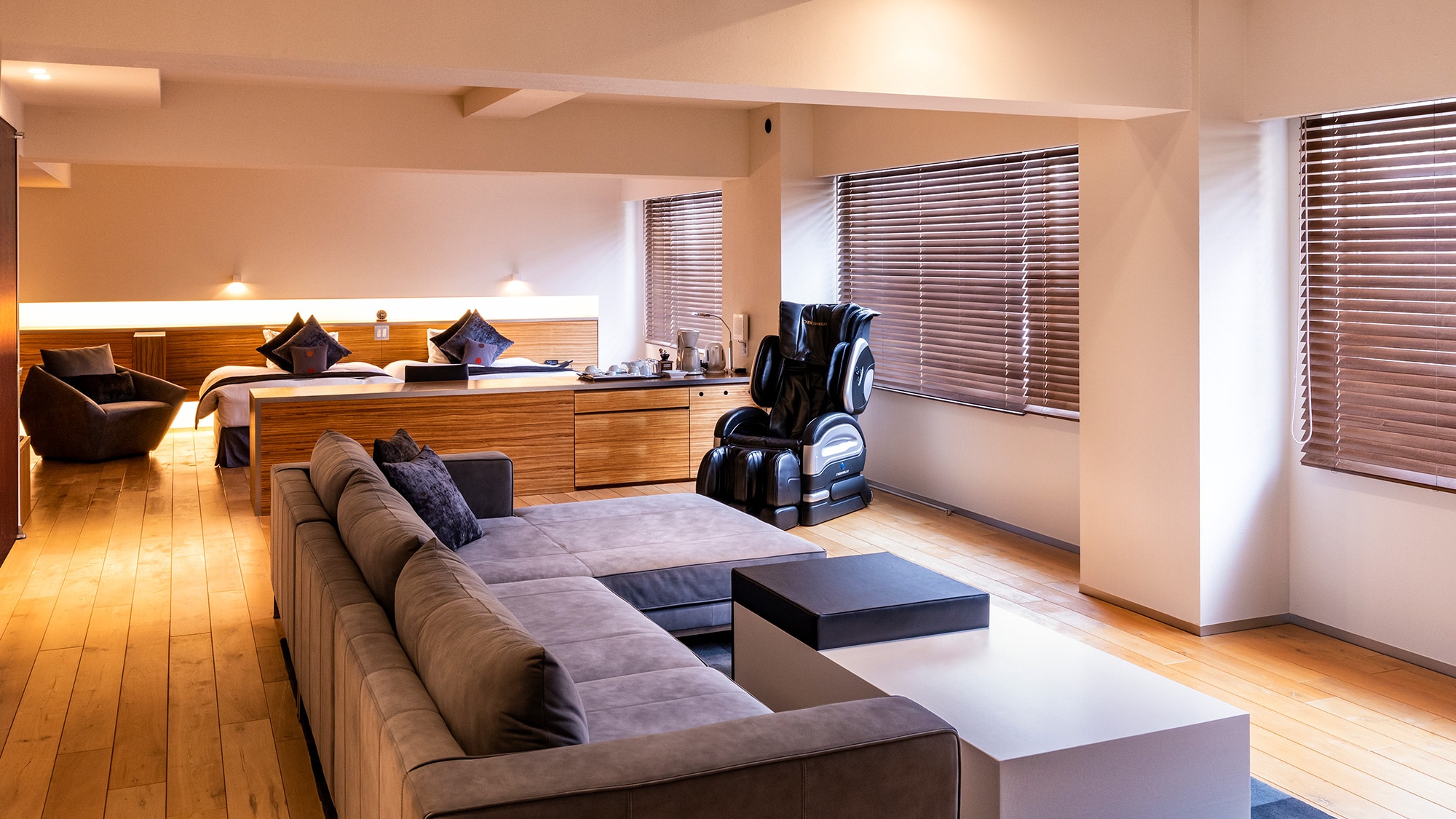 [Luxury Suite Twin] A luxurious suite room with 100 square meters of space. Equipped with a massage chair.