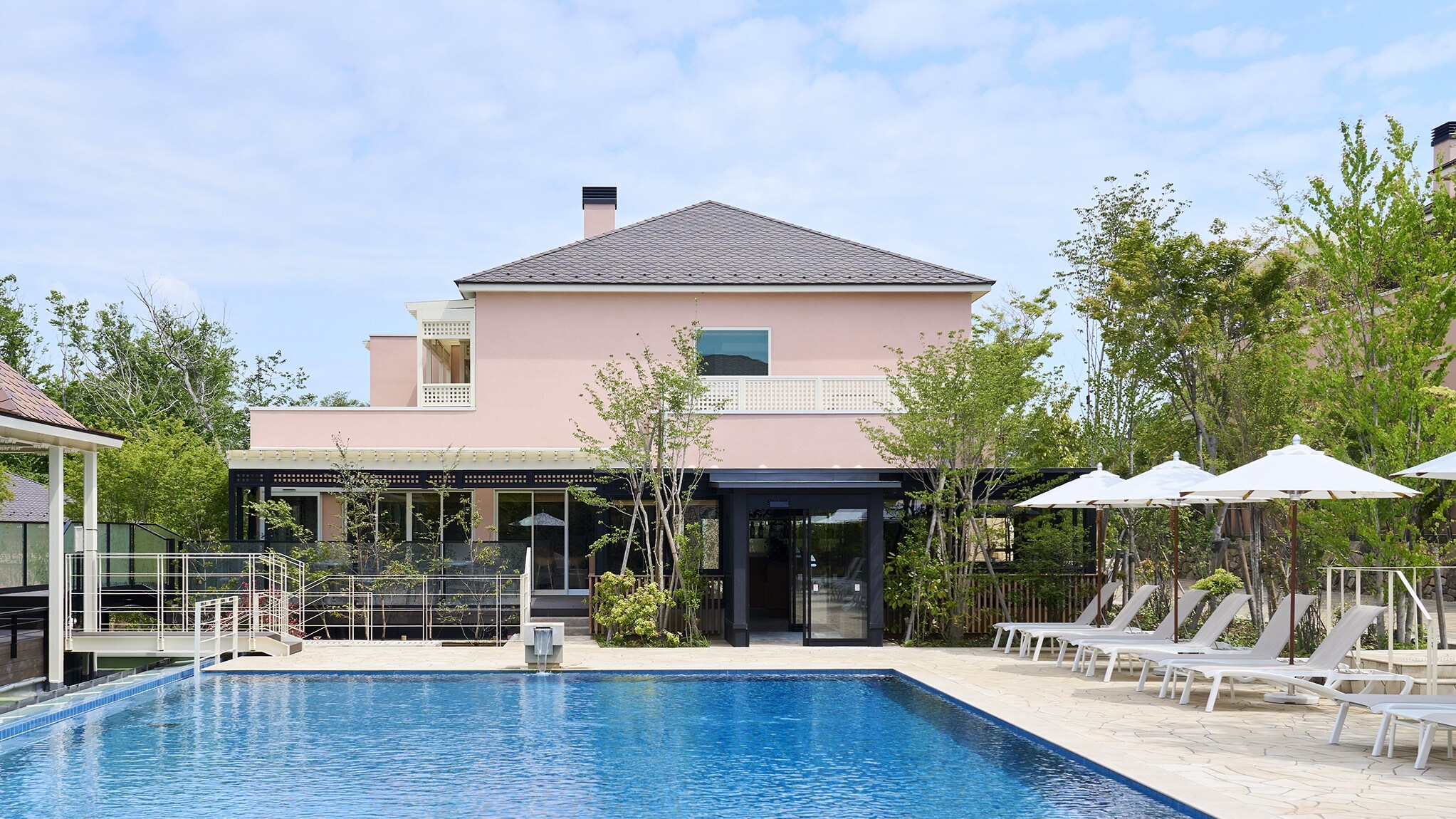 Outdoor pool available all year round *Not heated