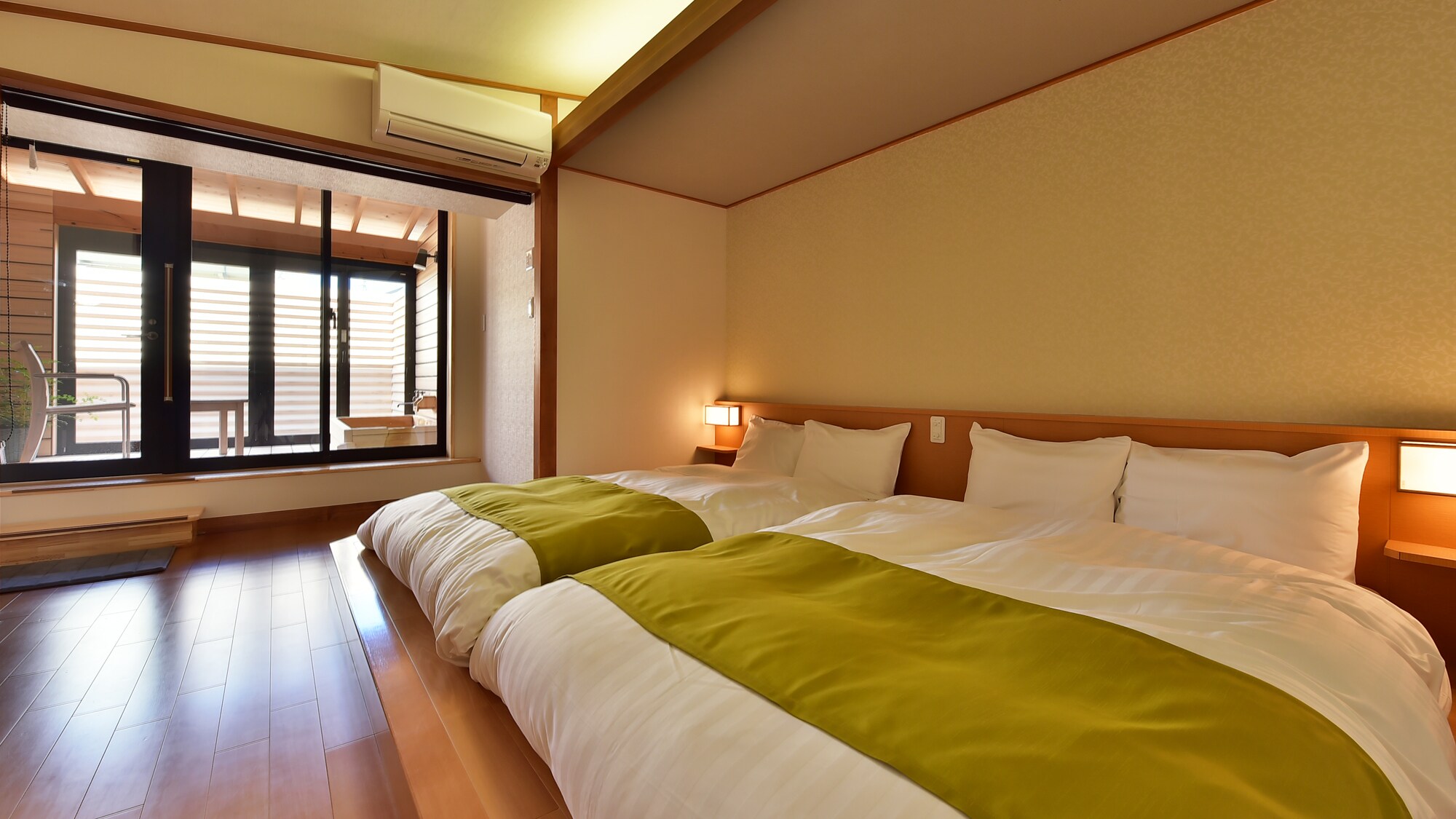 301 Japanese and Western room with semi-open-air bath There is a semi-open-air bath in the back of the bedroom