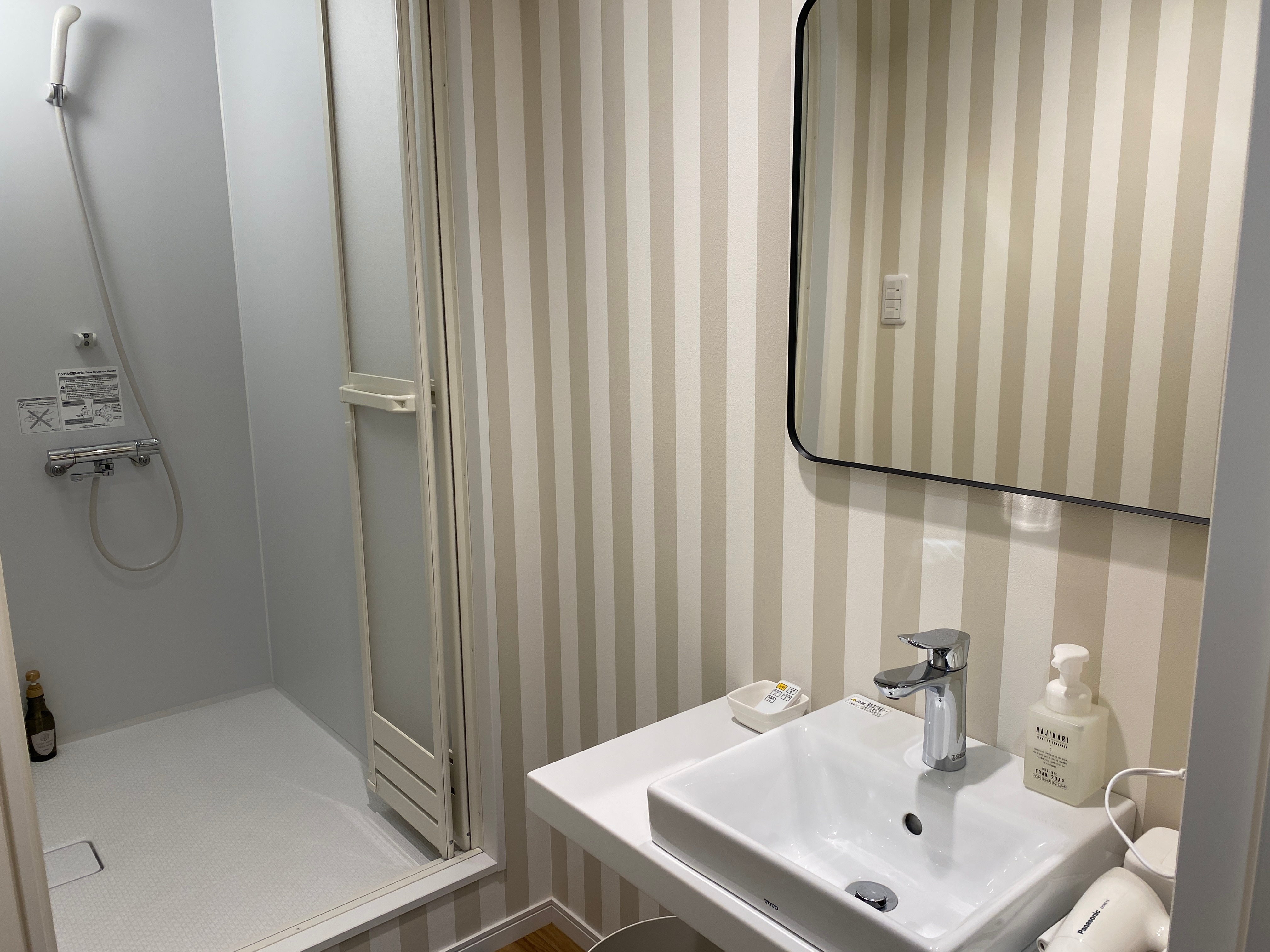Shared shower room for single rooms without bath (women only)