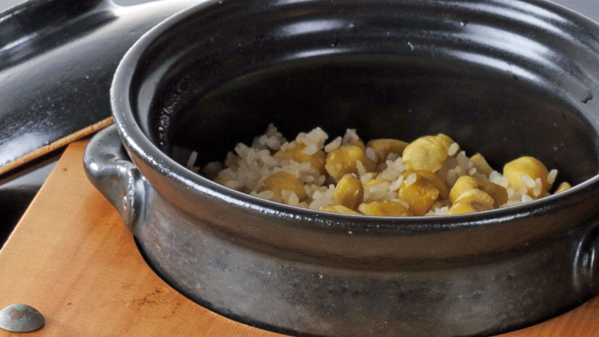 Kaiseki sáng tạo đặc biệt mùa thu: Cơm hạt dẻ nấu trong nồi đất