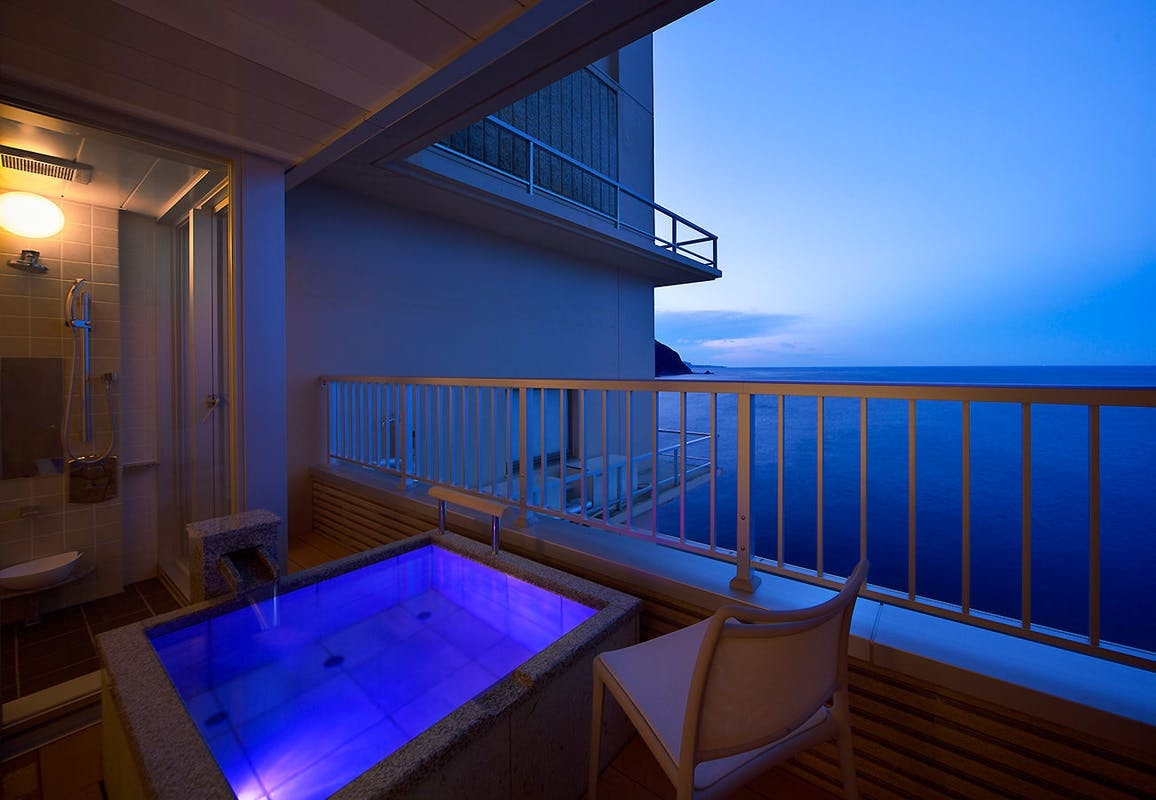 Guest room L type with open-air bath