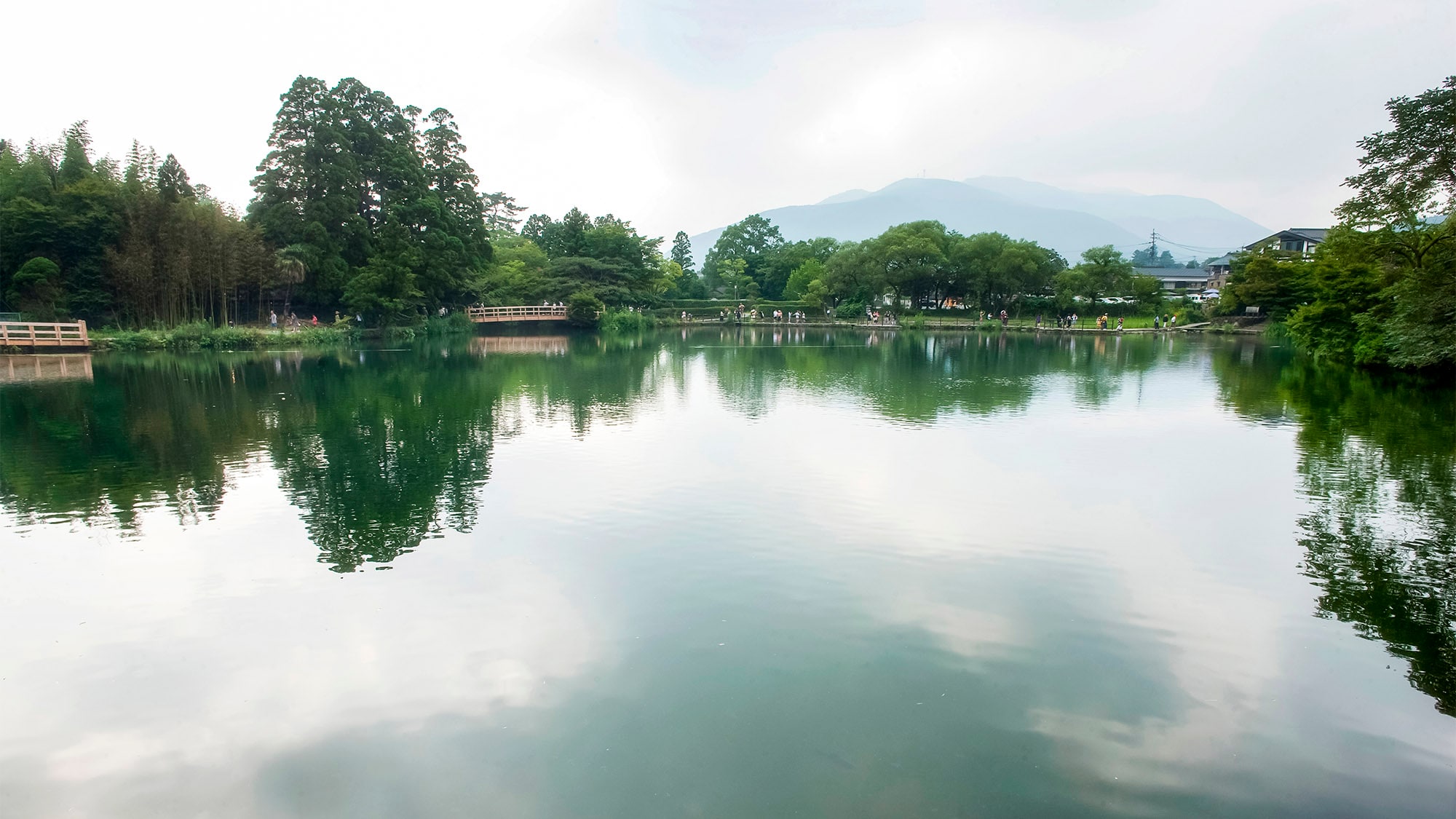 ・您可以享受漂浮在由布院的旅遊勝地金鱗湖中的風景。