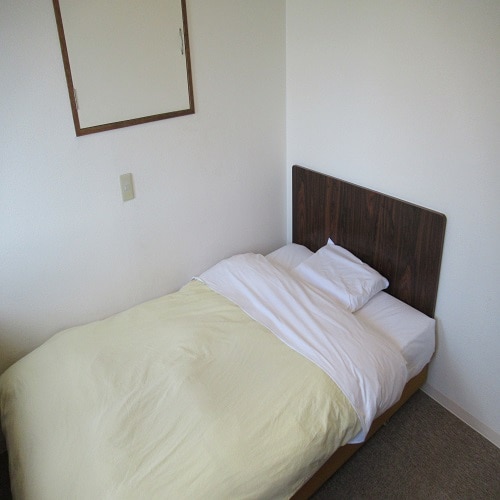 The single room is spacious with a 13m2 bed and 122cm width.