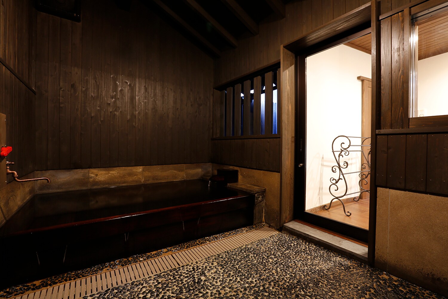 Old-style detached house (Meiji) with free-flowing hot spring water