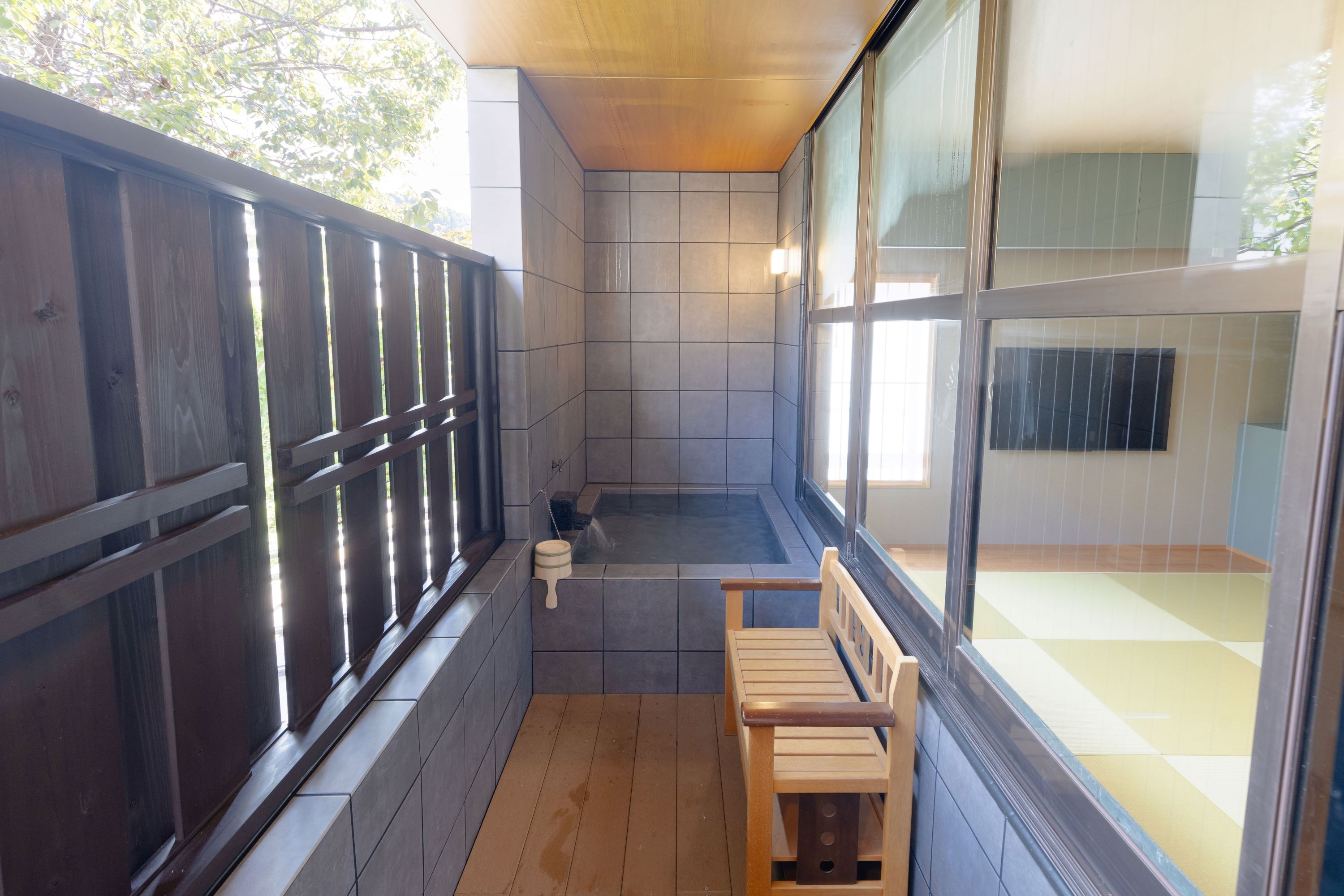 Main building: Guest rooms with open-air baths