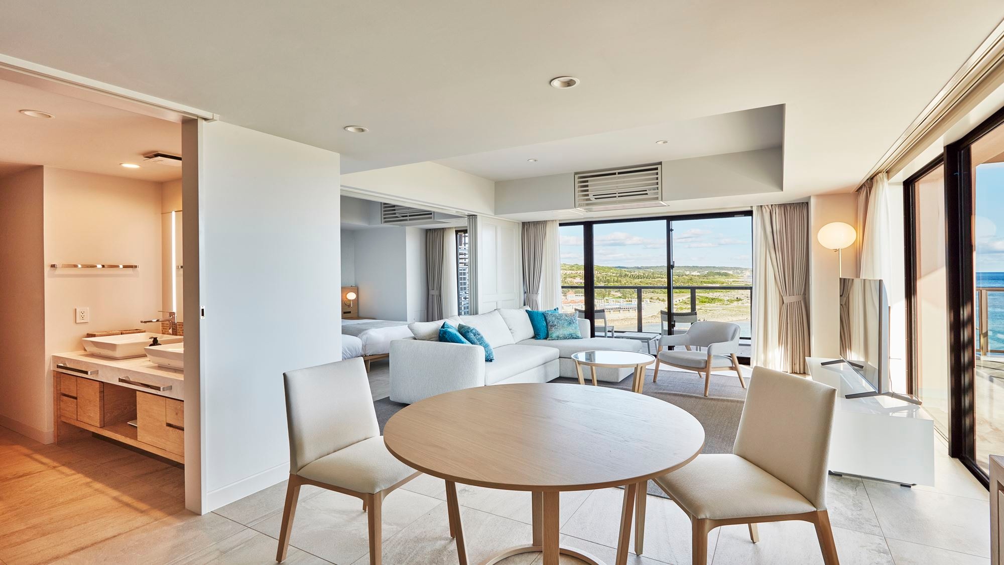 [Deluxe Corner Suite (60 square meters/2nd-4th floors) <Oceanfront>]