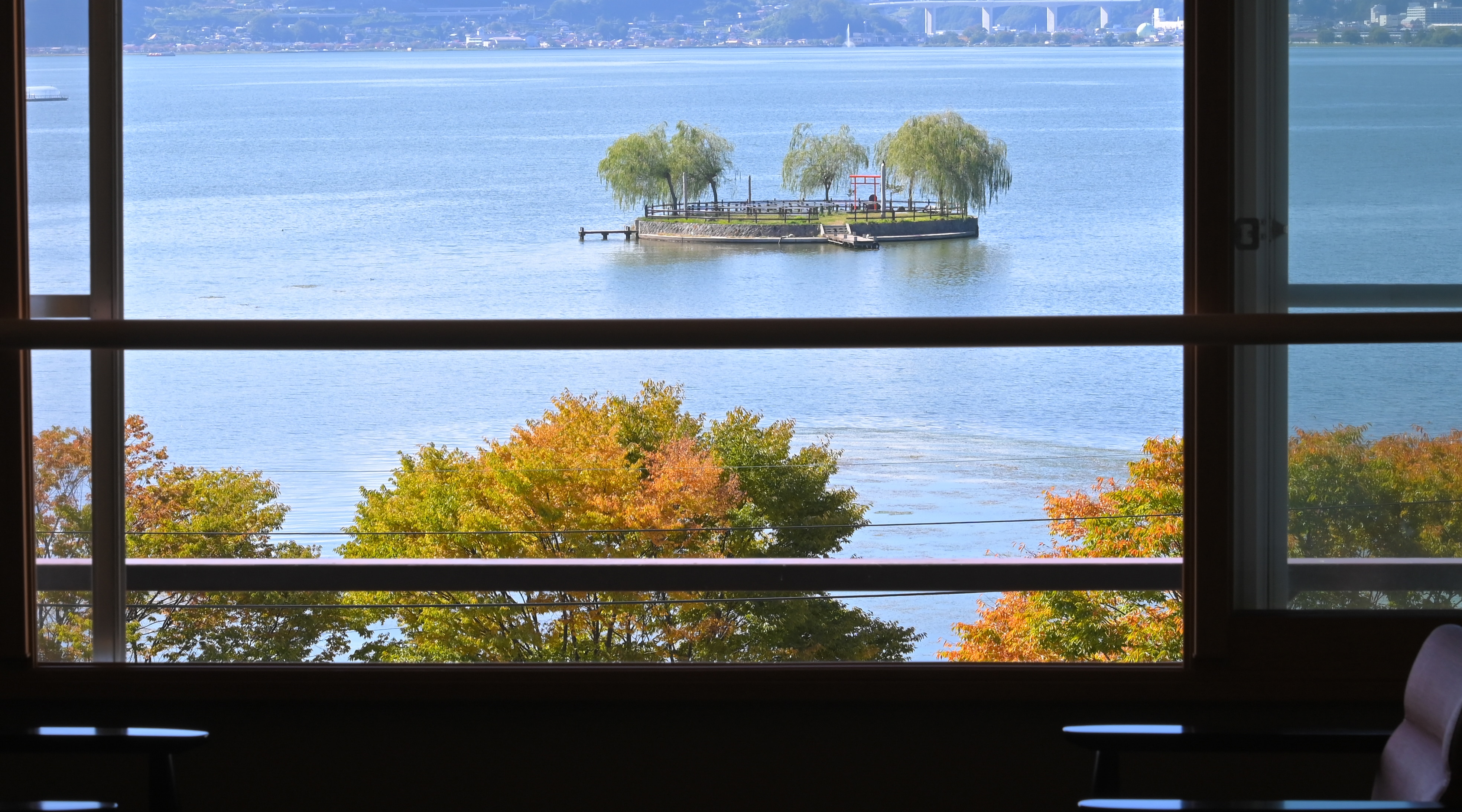 從湖邊主樓5樓看秋景。欣賞美麗的諏訪湖的全景，諏訪湖的面貌在一天中多次變化。