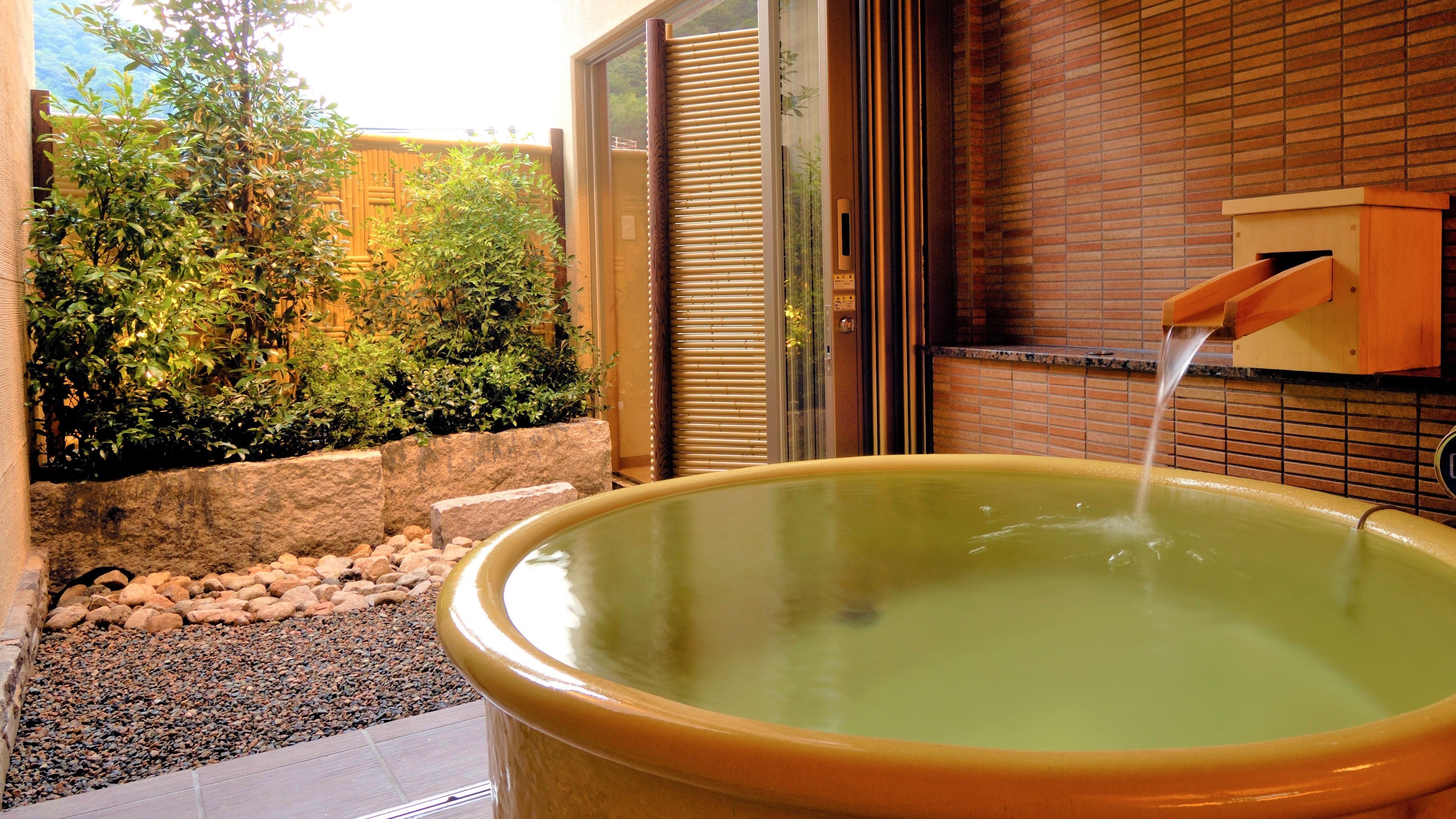 [City side] An example of a Japanese-Western style room (made of pottery) with a free-flowing open-air bath