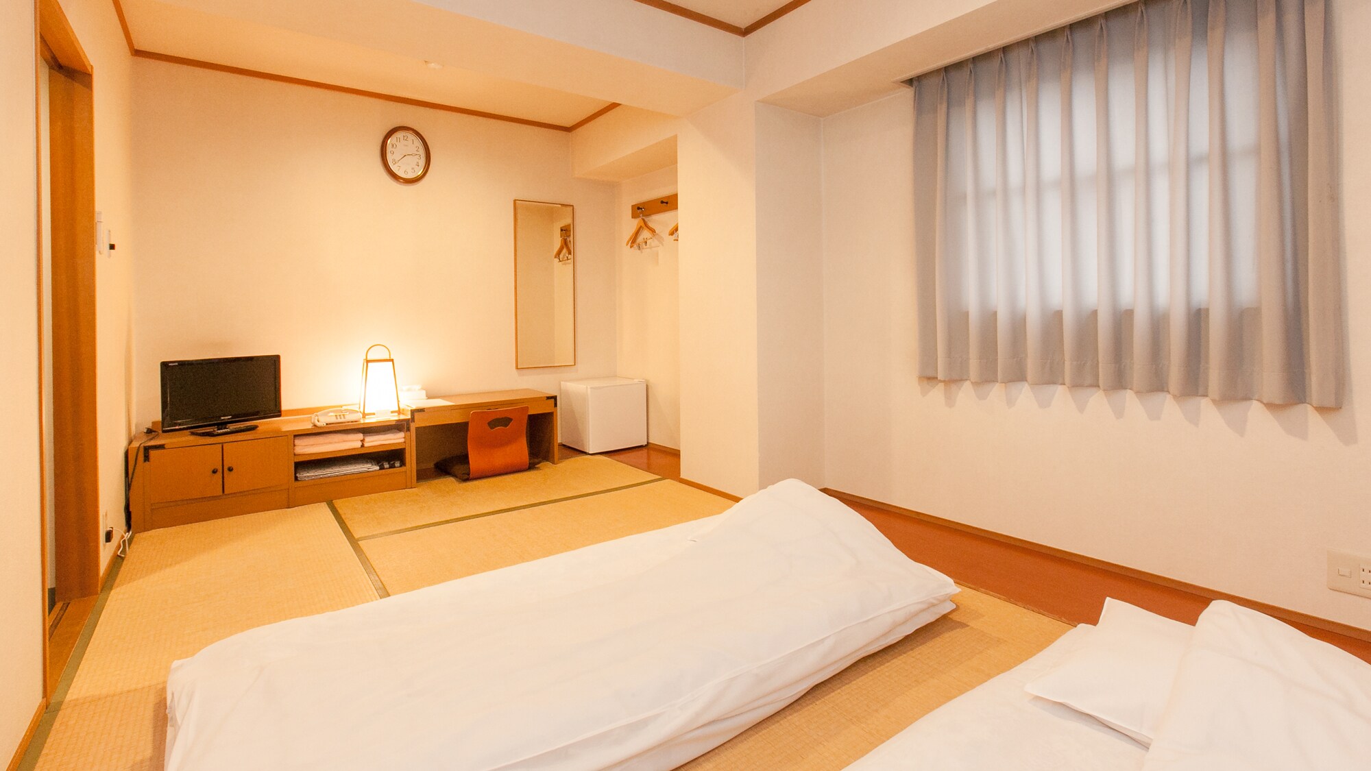 Twin Japanese-style room/Smoking and non-smoking rooms available