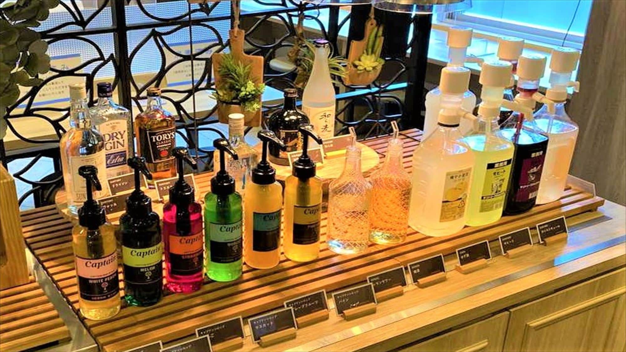 A complimentary welcome bar where you can relax and enjoy wine, shochu, coffee, etc. in the lounge.