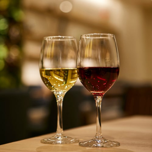 [Lounge service] At night time, red and white glass of wine is served in the lounge. Relax and have an adult time