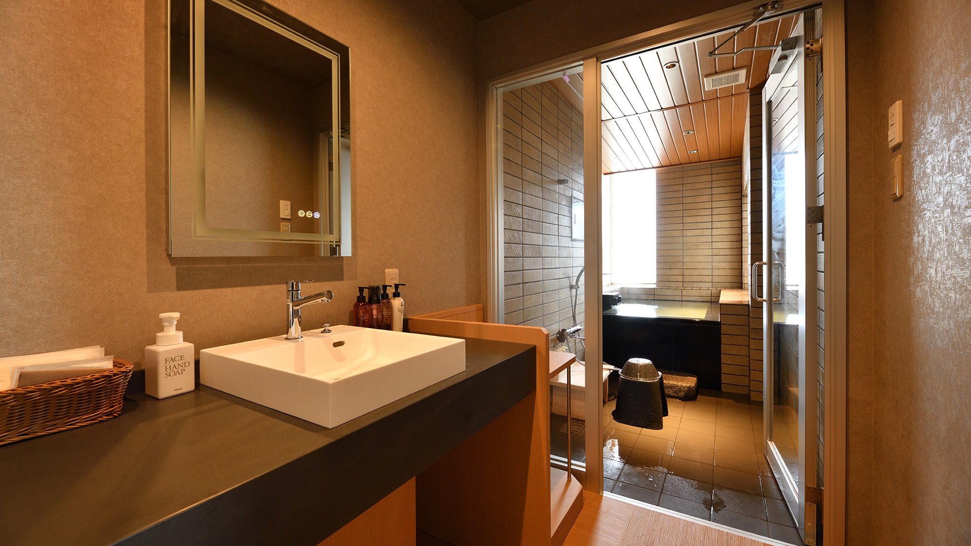 Free-flowing hot spring water [Japanese-Western style suite with hot spring] Kasetsu