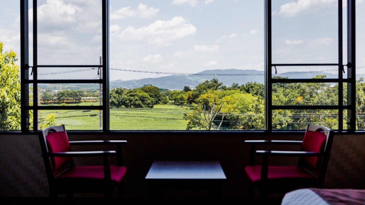 Japanese-style twin room - overlooking the Heijo Palace ruins from the window -
