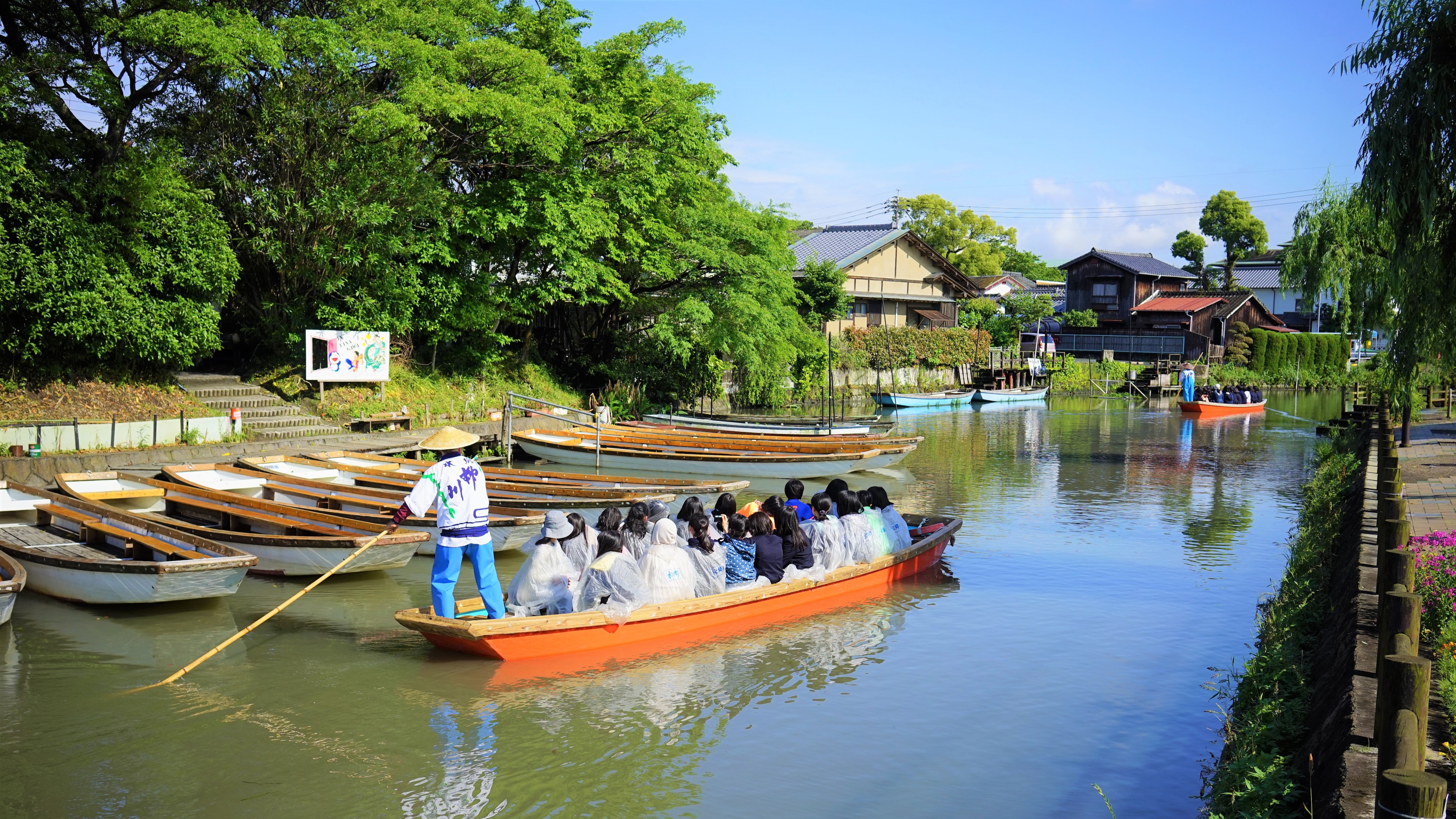 [附近觀光] 柳川遊覽船。乘坐“Donko Boat”並聆聽著名船夫熟練的釣魚技巧和歌聲，享受樂趣。