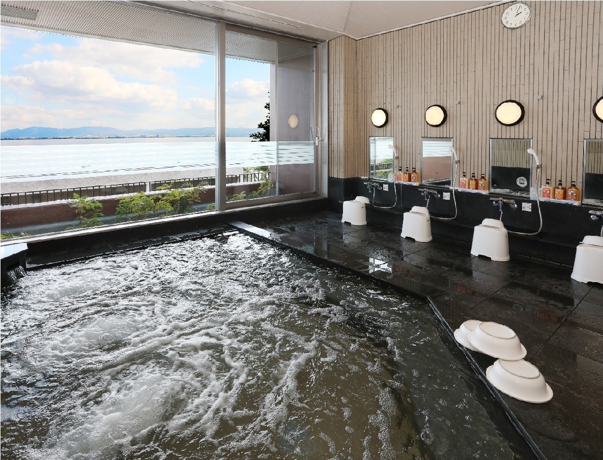 Large hot spring bath on the second floor