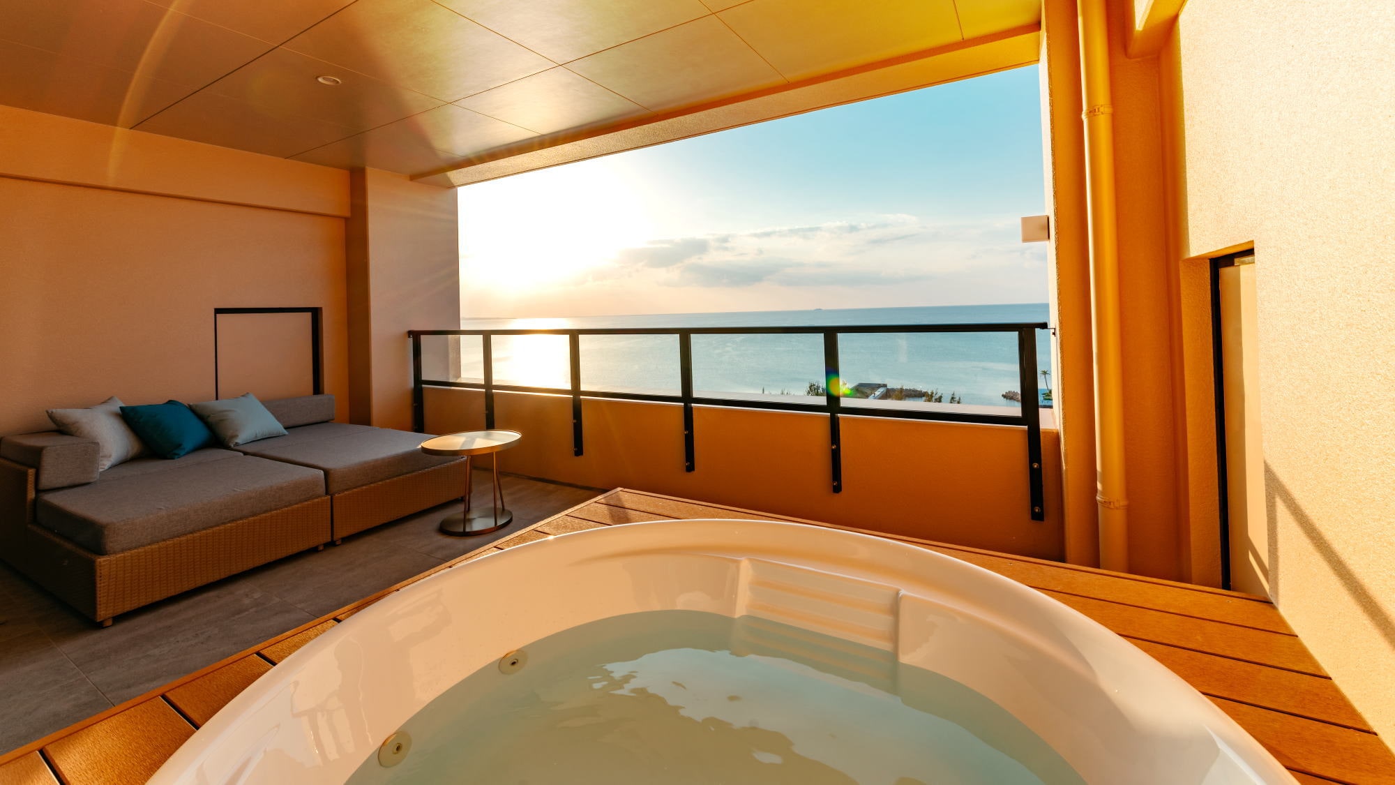 [Guest rooms] All rooms have outdoor jetted baths (cold and hot water available) *The image shows the Ocean Terrace Deluxe.
