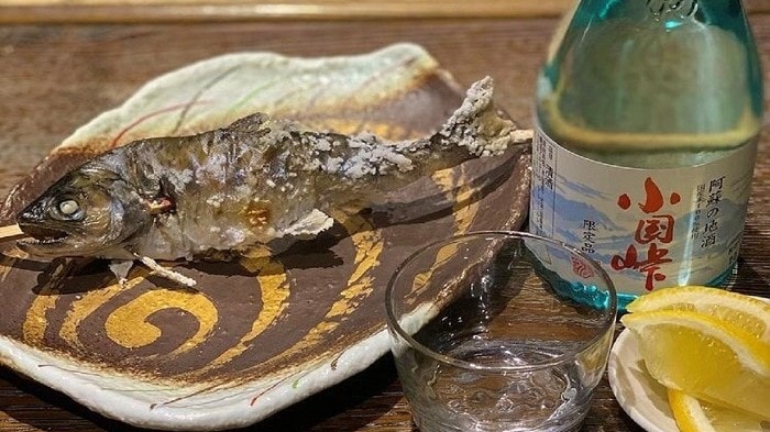 Xiên cá hương nướng và rượu sake