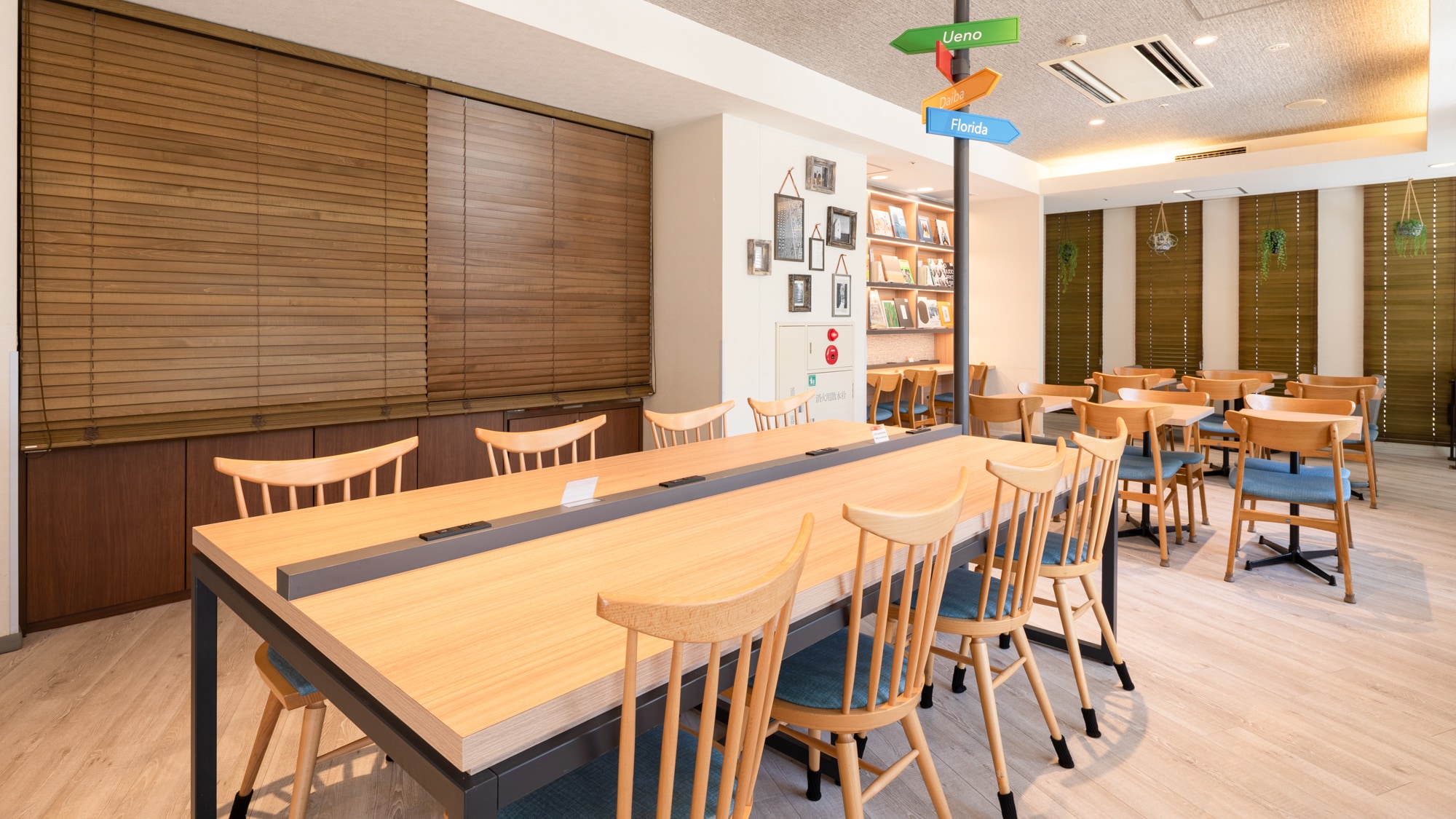 25年4月1日リニューアル【ライブラリーカフェ】営業時間：10時～24時◆無料でご利用いただけます。