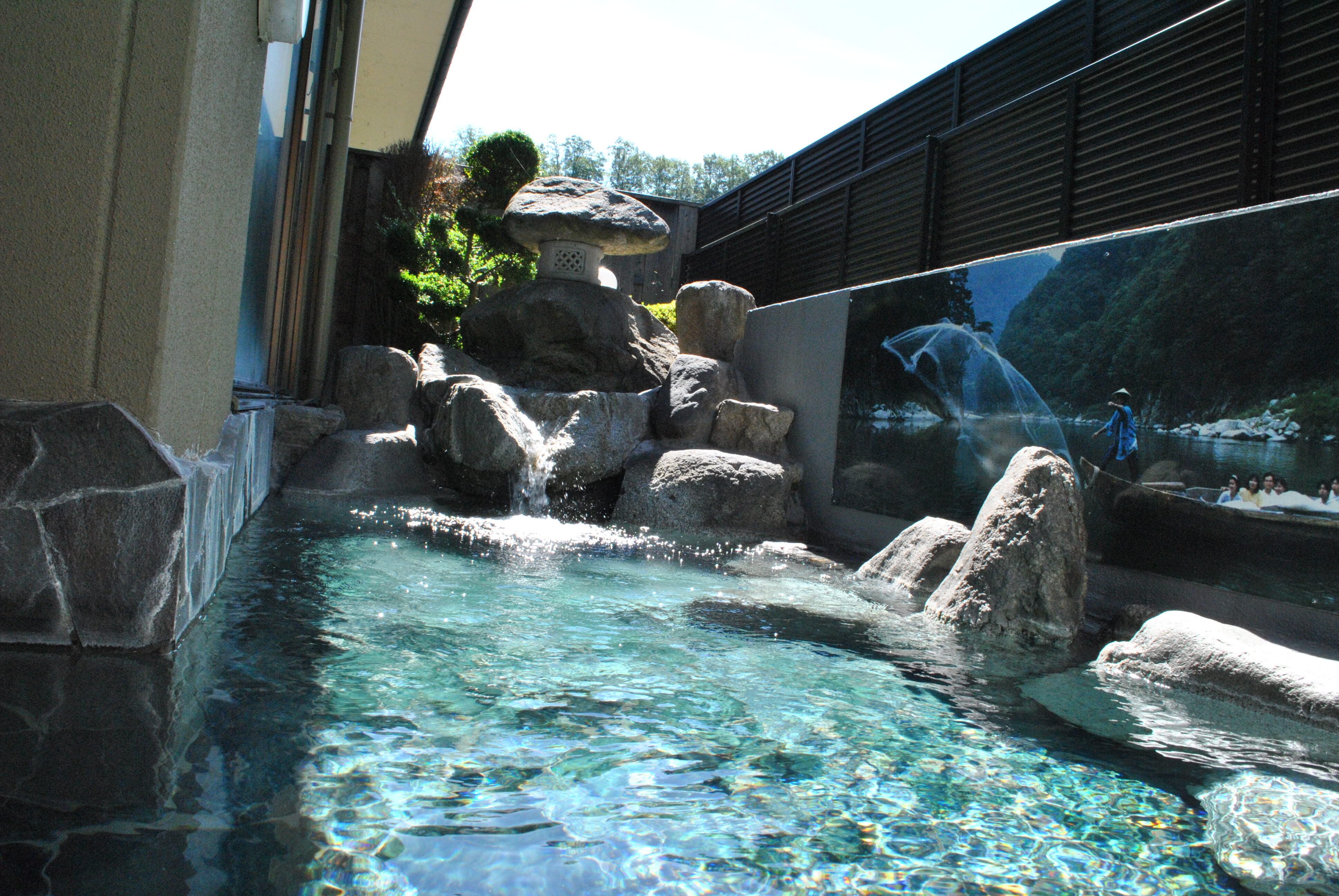 Open-air bath (explanation available)