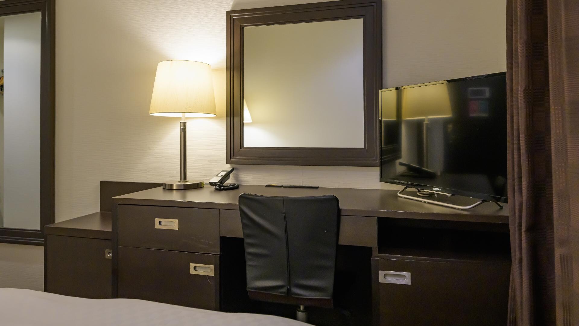 [Double Economy 1] The spacious desk is perfect for working in your room.