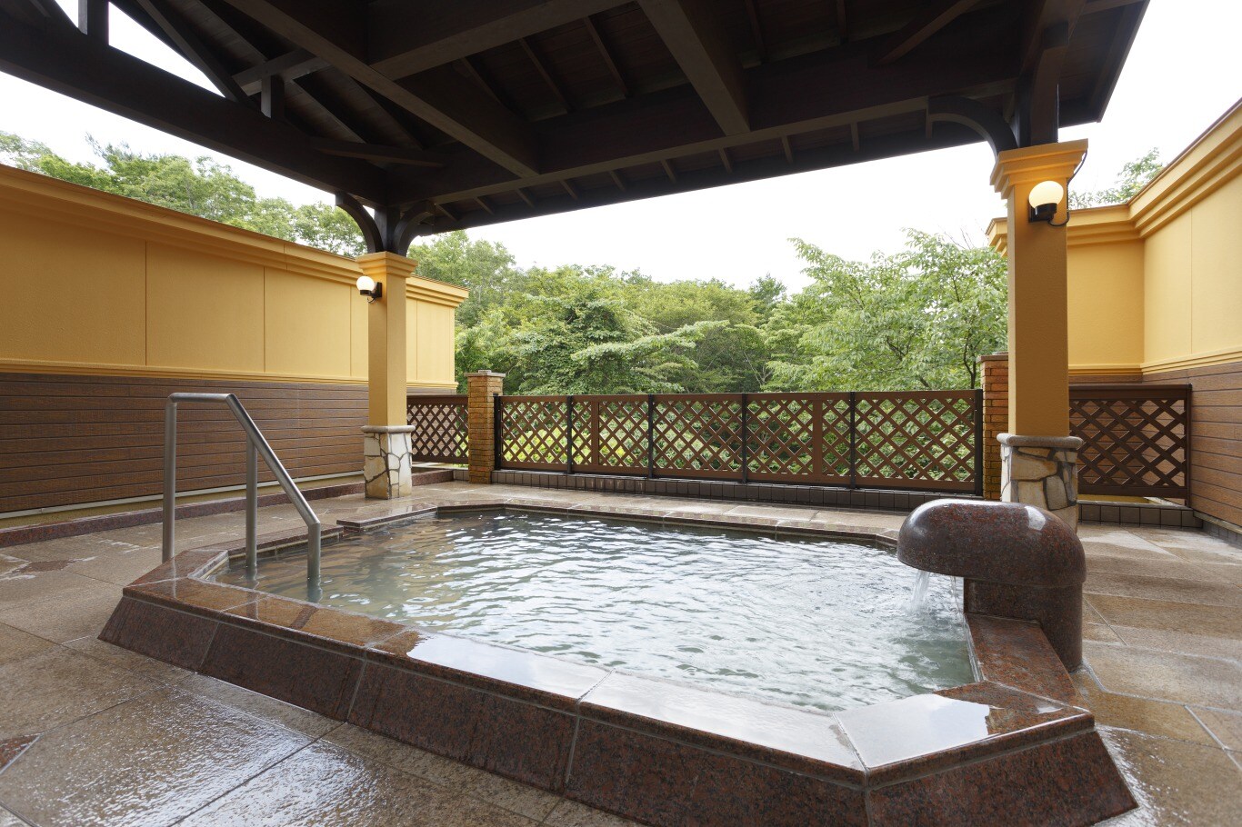 Kamar mandi umum besar dengan kamar mandi terbuka