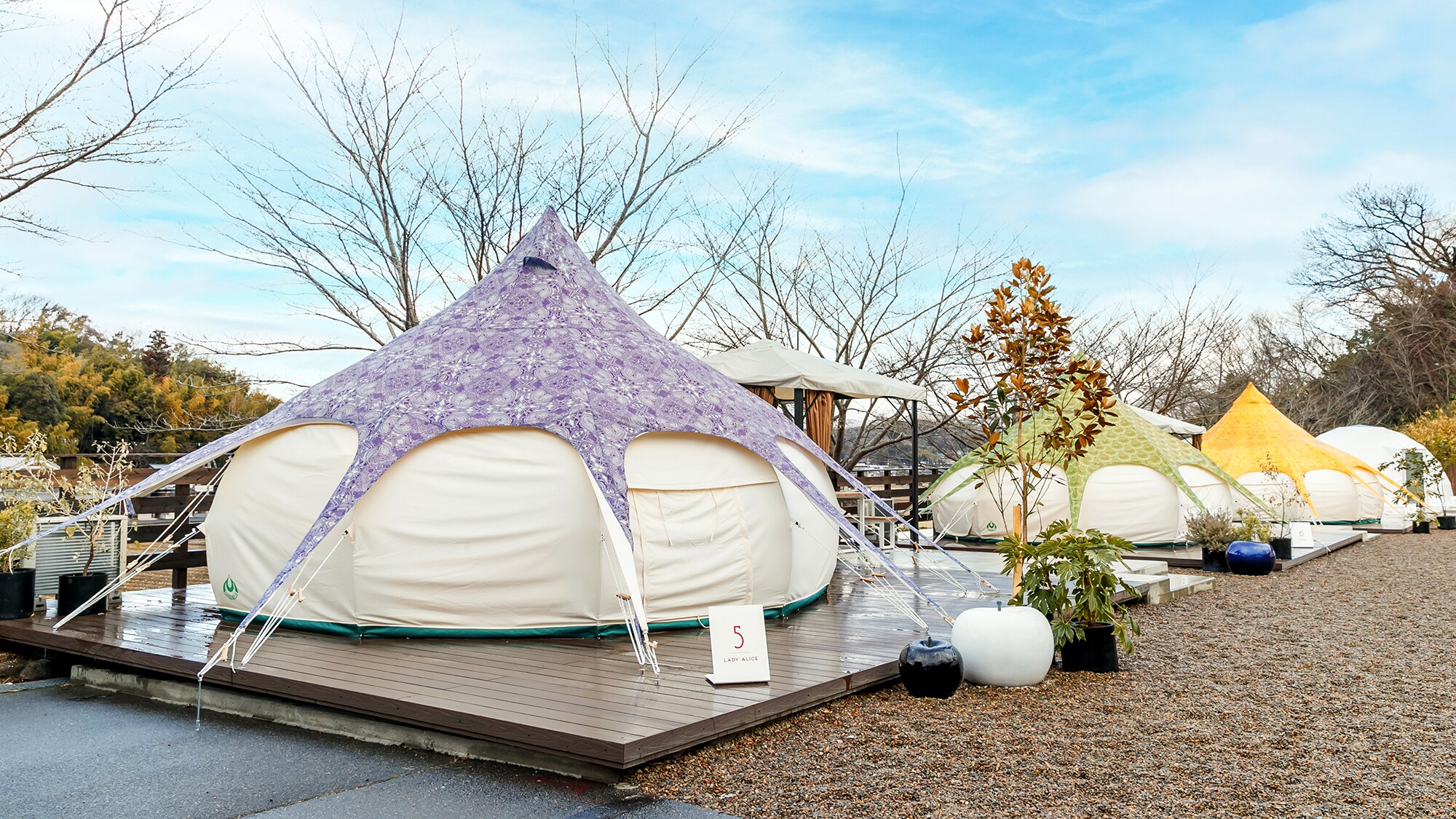 [Lotus Bell] [Exterior] The cute Lotus Bell tents come in two sizes, 5m and 6m.
