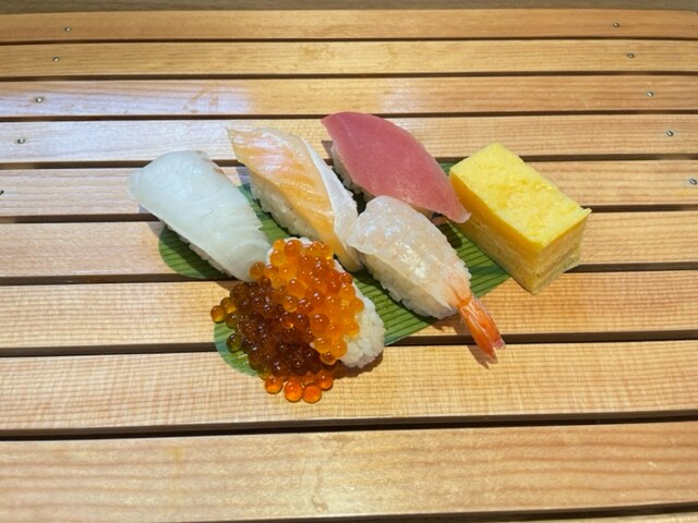 [Luxurious sushi for breakfast]