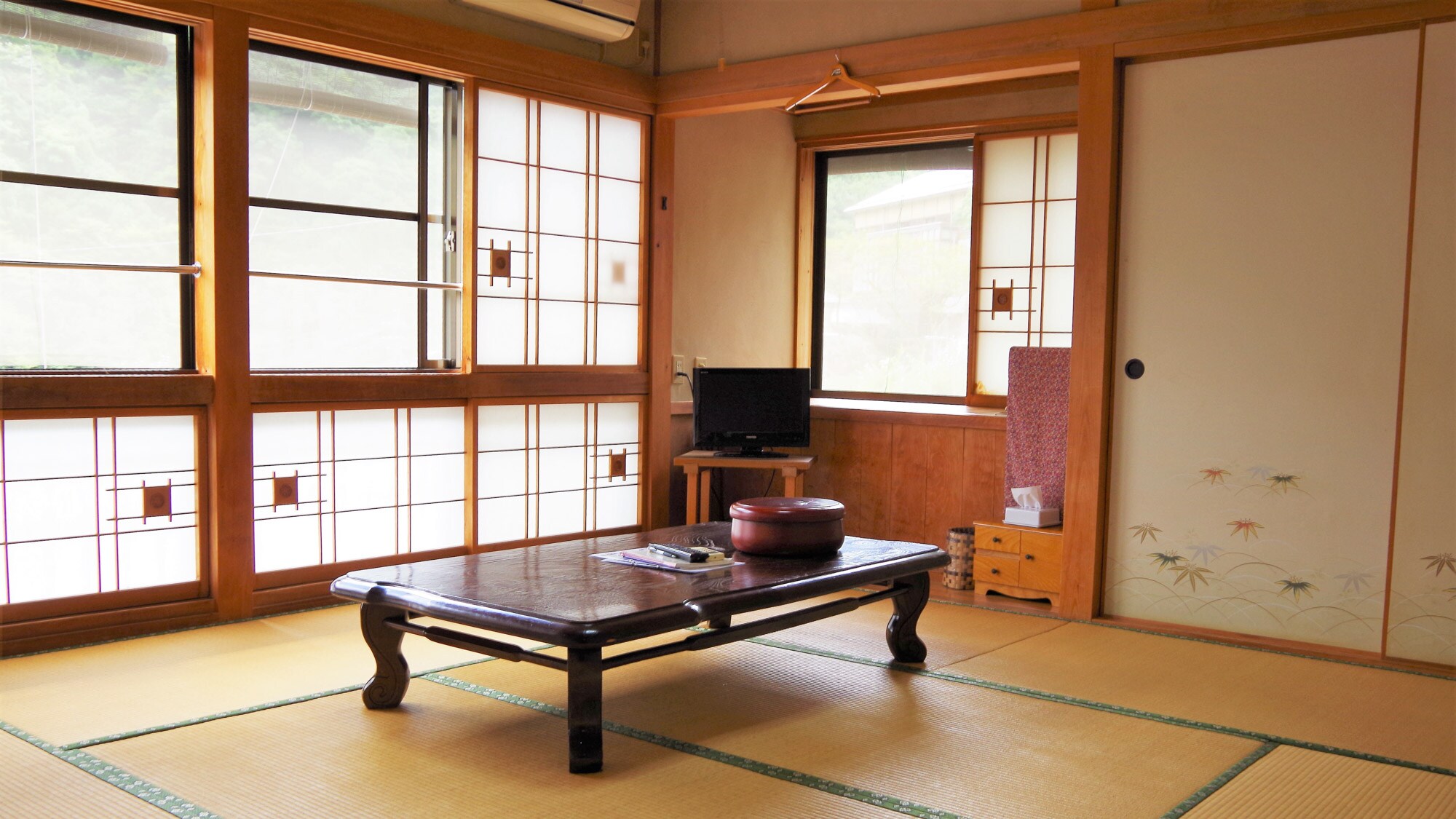 * [Room] Please relax in the tatami room.