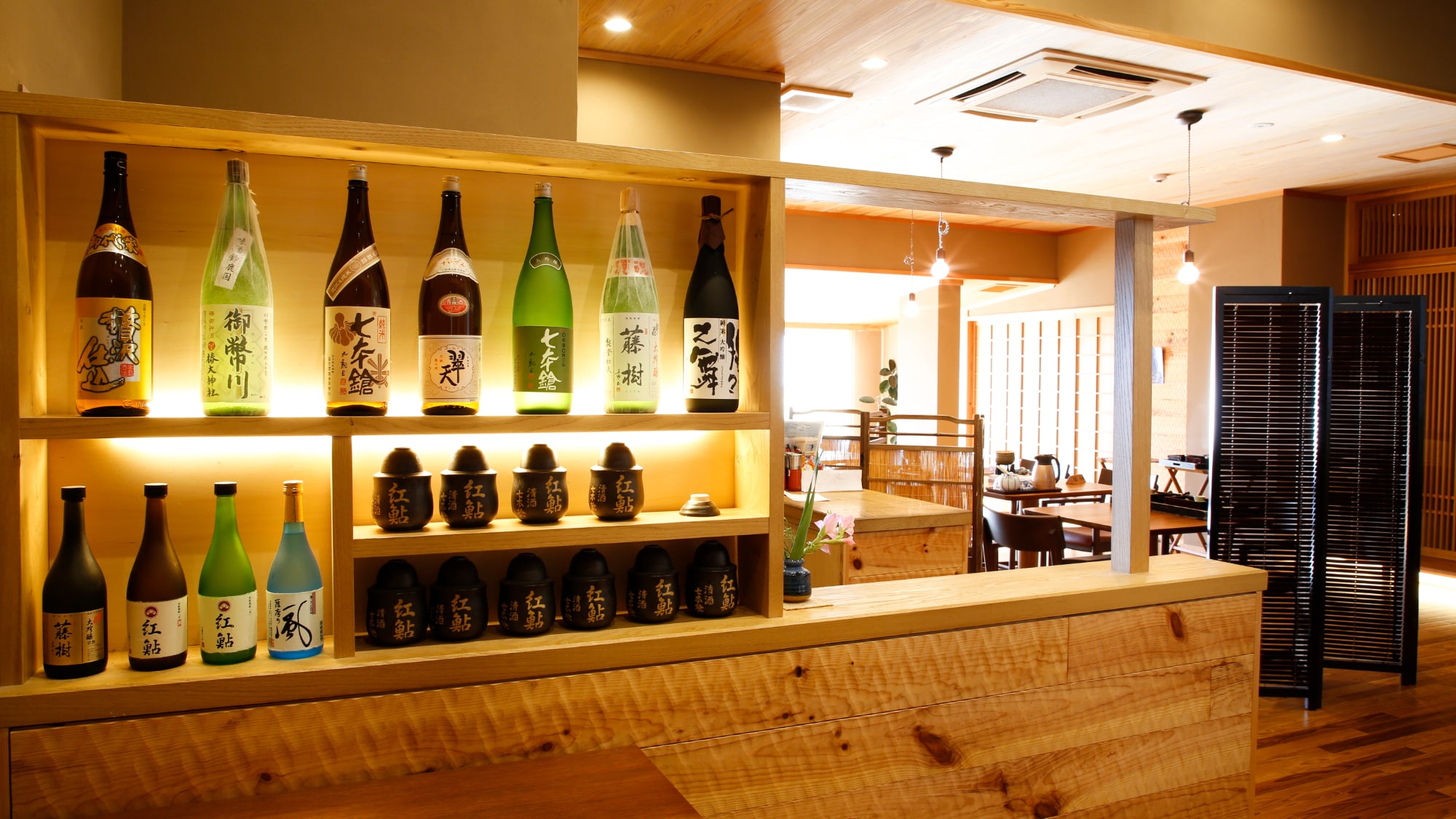 We offer Japanese sake that goes well with the food.