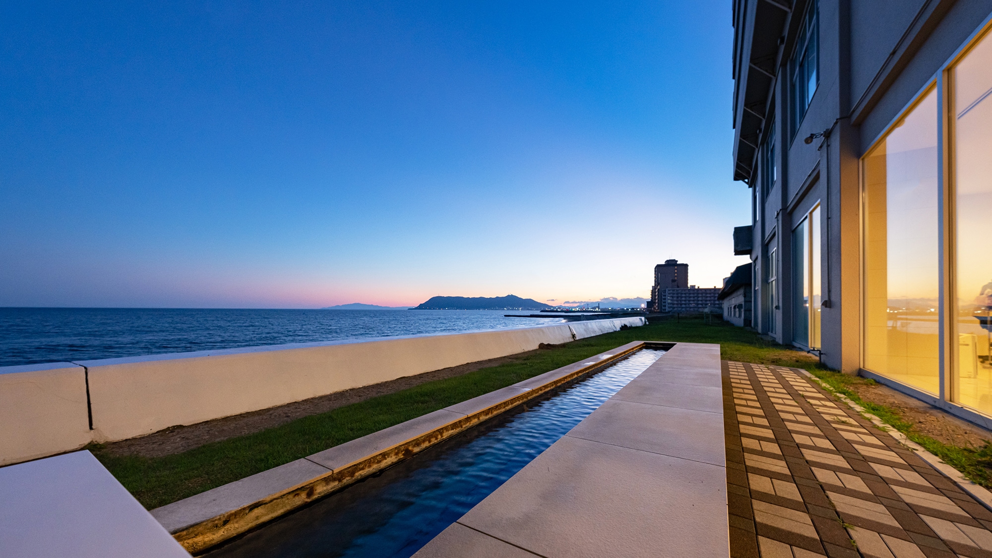 There is also a [footbath] where you can feel the sea breeze and the sound of the waves up close.