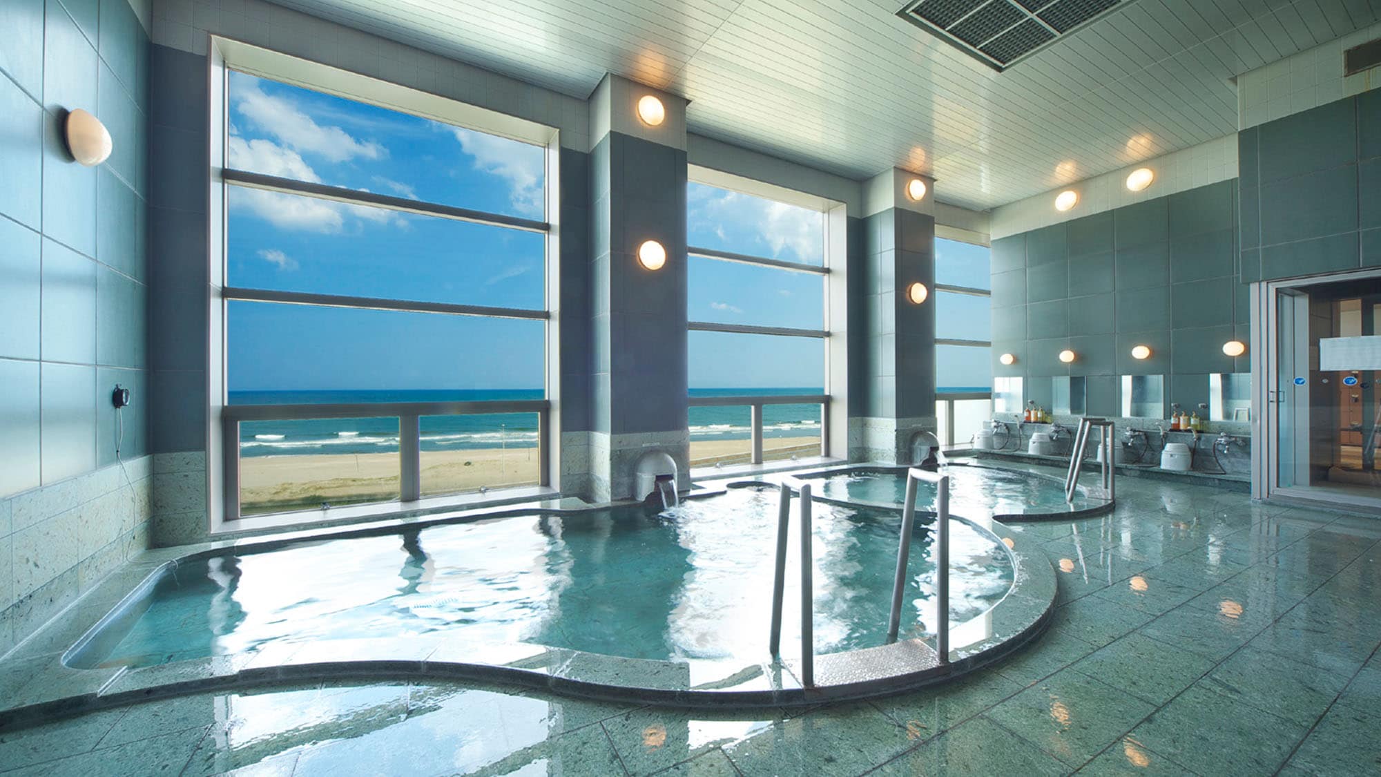 [Large communal bath] It is a large communal bath with a panoramic view of the Pacific Ocean. You will be healed both physically and mentally while gazing at the view of the sea.