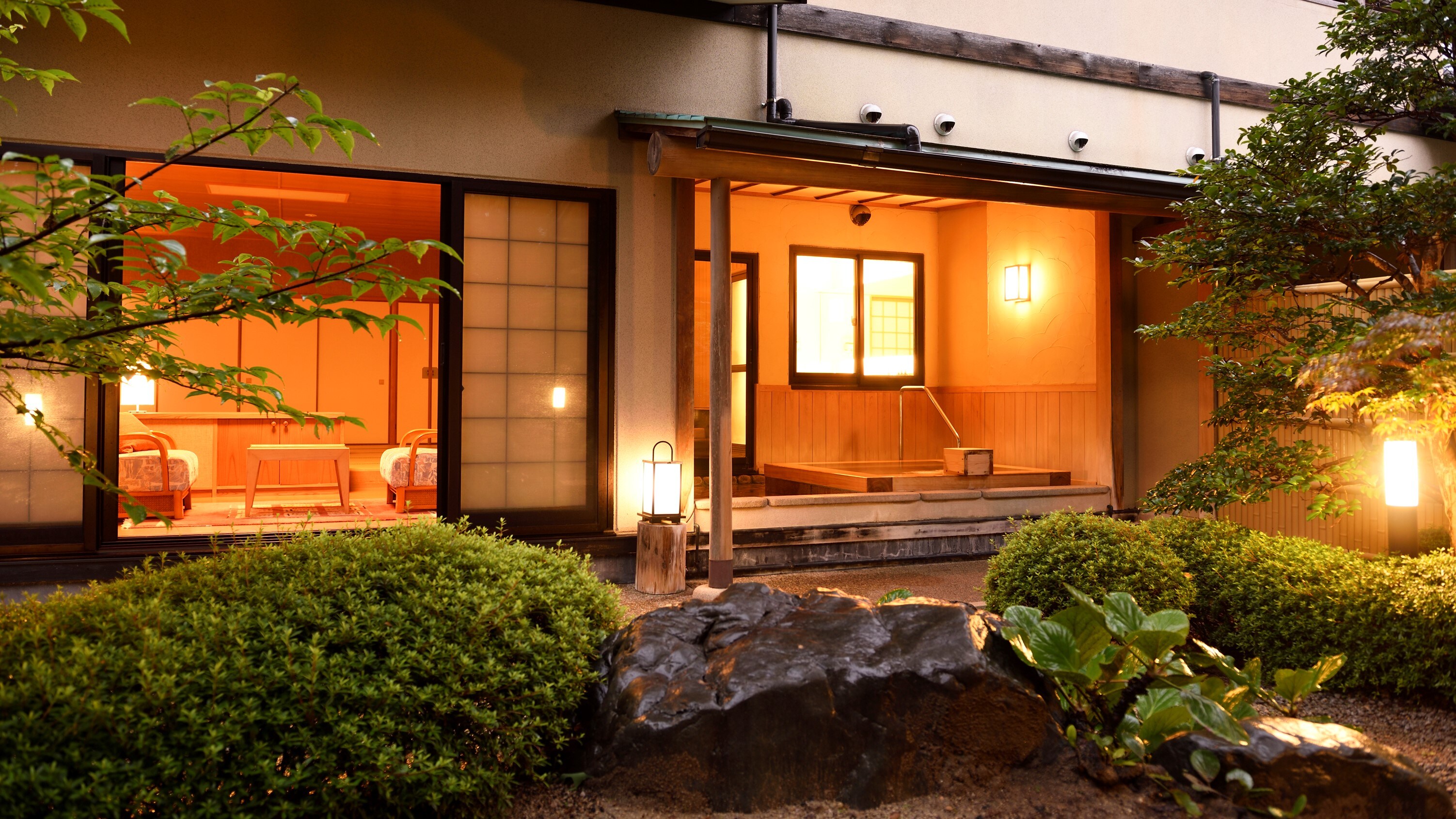 [West away] West away Japanese-style room with open air An elegant time while looking at the large garden.