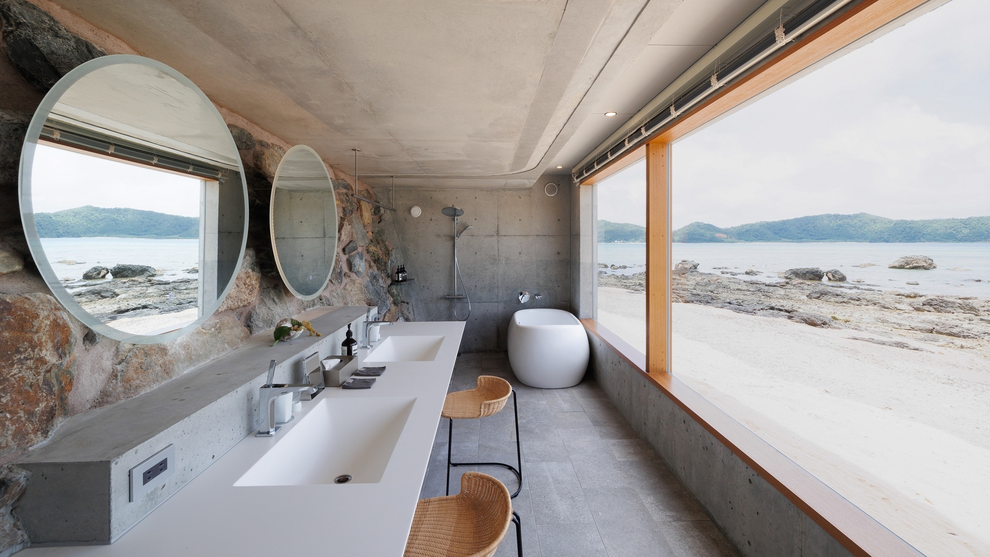 [เอ็กซ์คลูซีฟ สวีท วิลล่า เตียงควีนไซส์ เมซอเน็ต] ห้องน้ำพร้อมผนังหินในระดับเดียวกับชายหาด