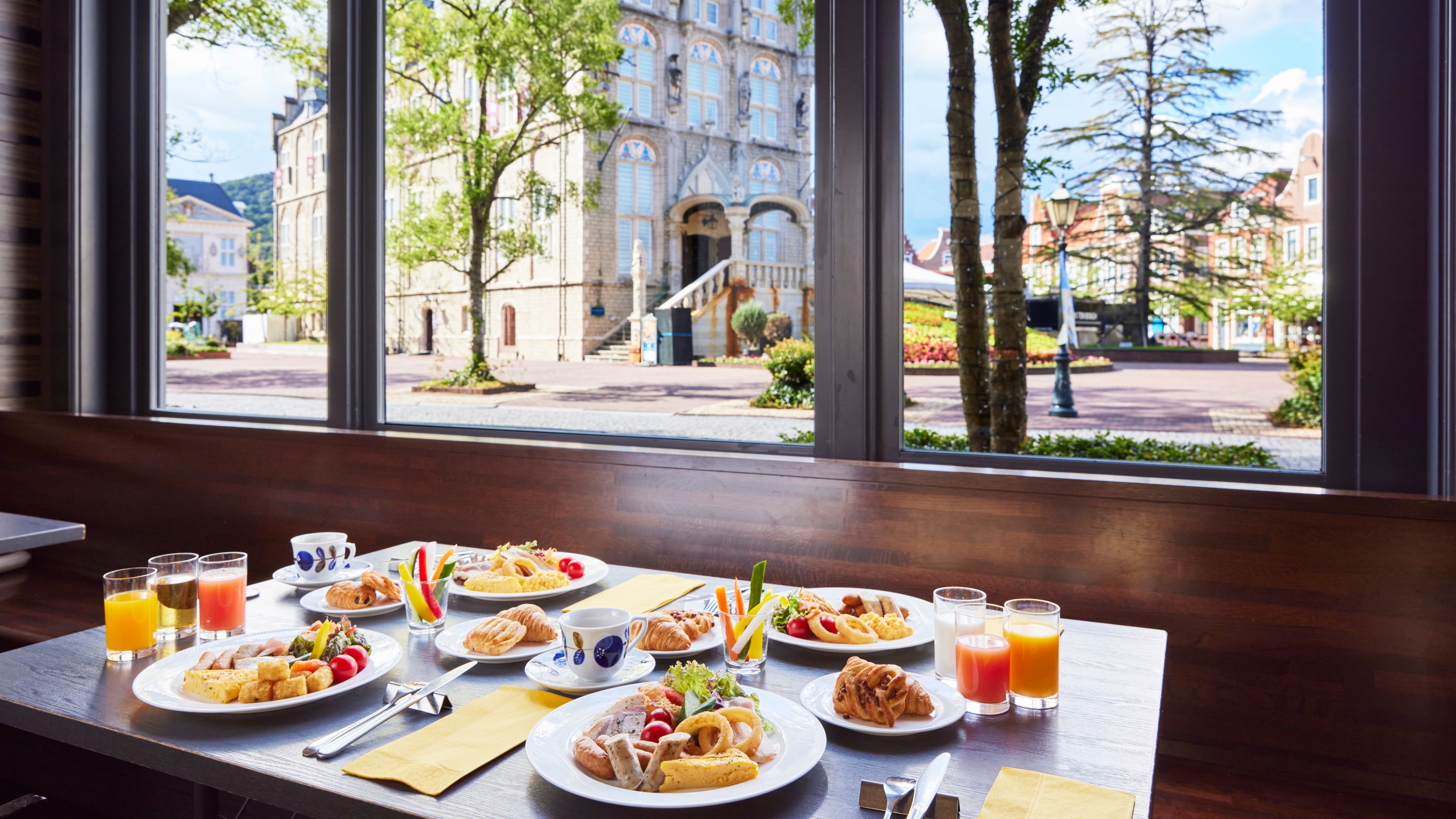 [Sarapan] Nikmati pagi yang elegan sambil memandang pemandangan kota Huis Ten Bosch.
