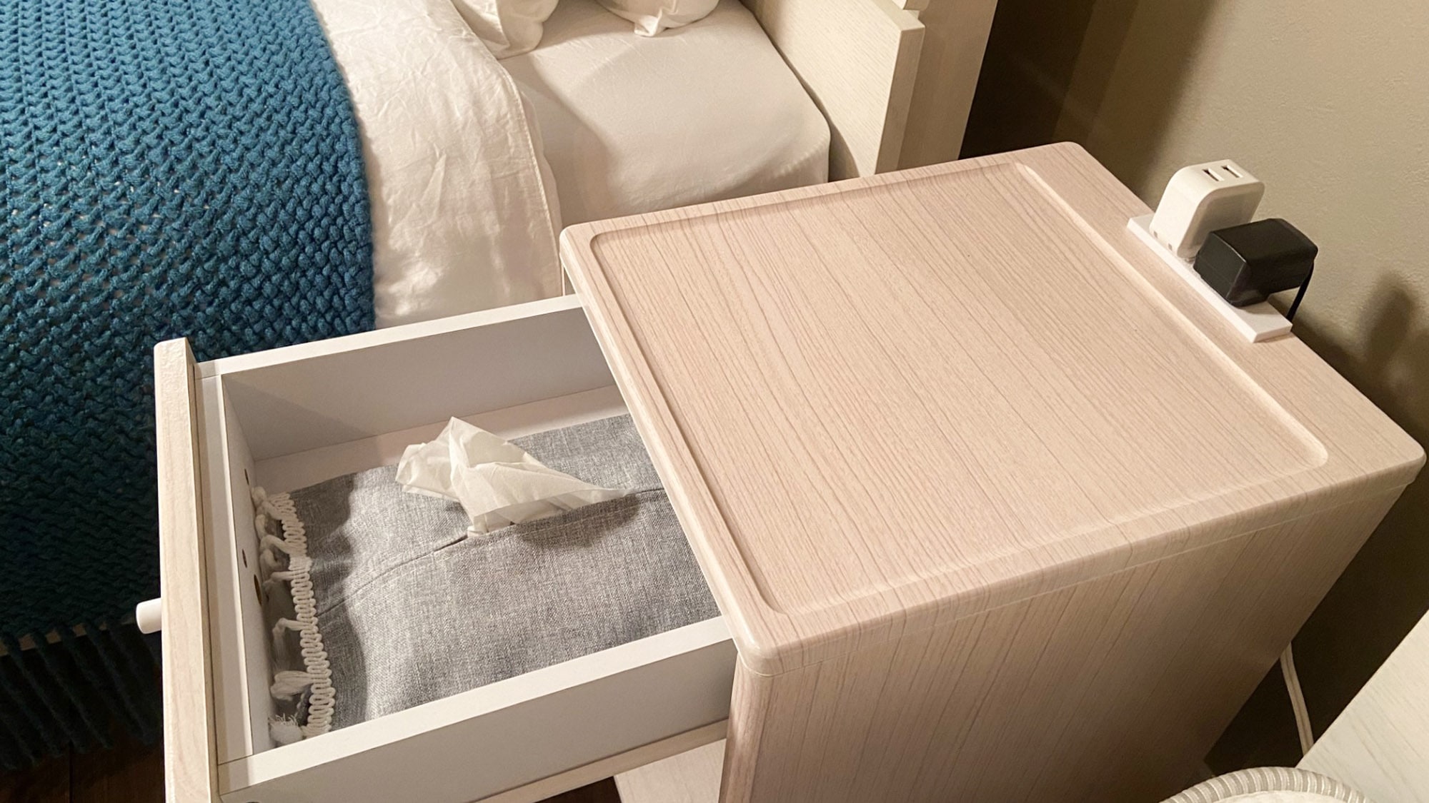 ・[Nordic: Bedroom] There is a power outlet and tissue paper on the bedside table