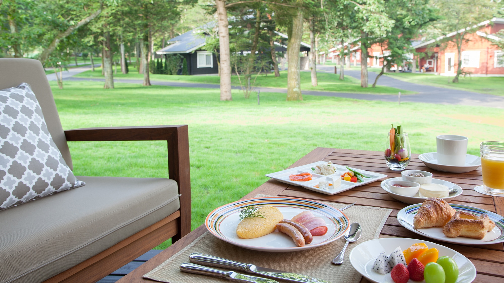 ภาพอาหารเช้าบนระเบียงของ The Prince Villa Karuizawa Center House
