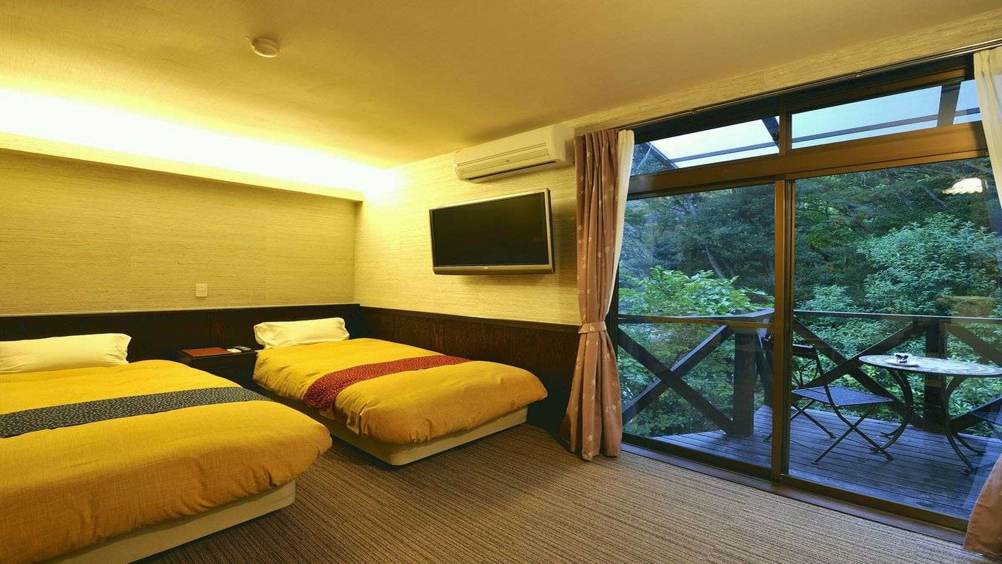[Yamayuri] Child squirrels and small birds may disturb the terrace. This room is unique to the forest.