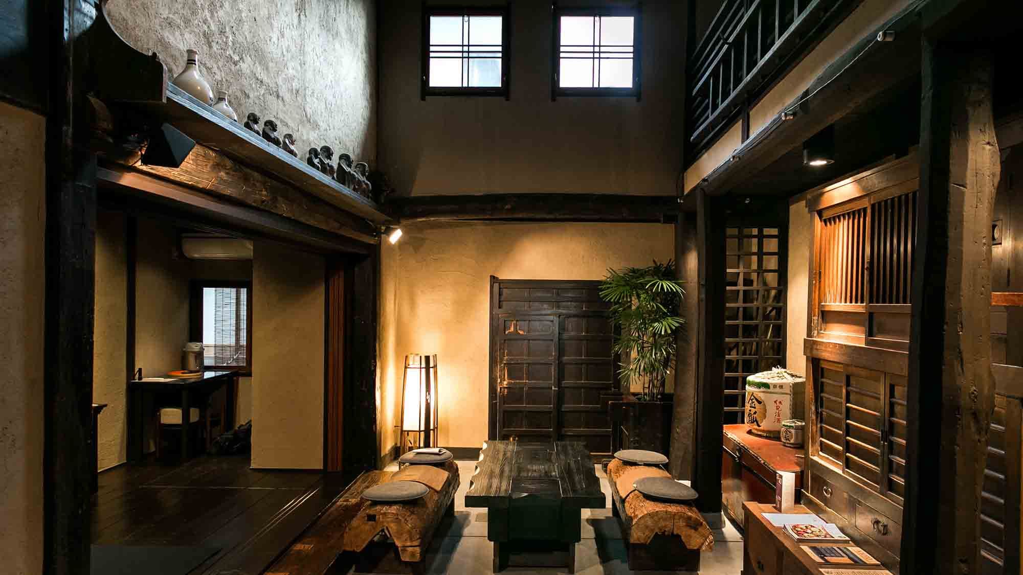 ・The earthen floor has an open ceiling, creating an open and airy space.