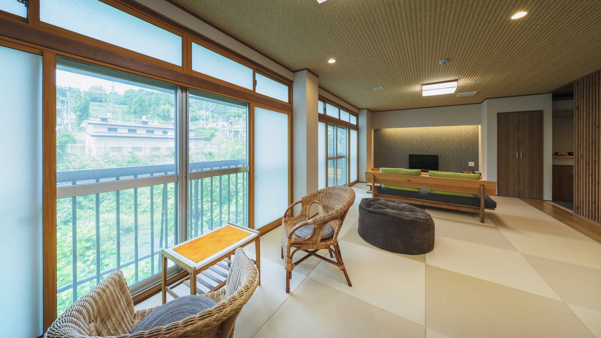 [Renovated guest room where you can stay with pets] A spacious Japanese-style room with 20 tatami mats and Ryukyu tatami mats