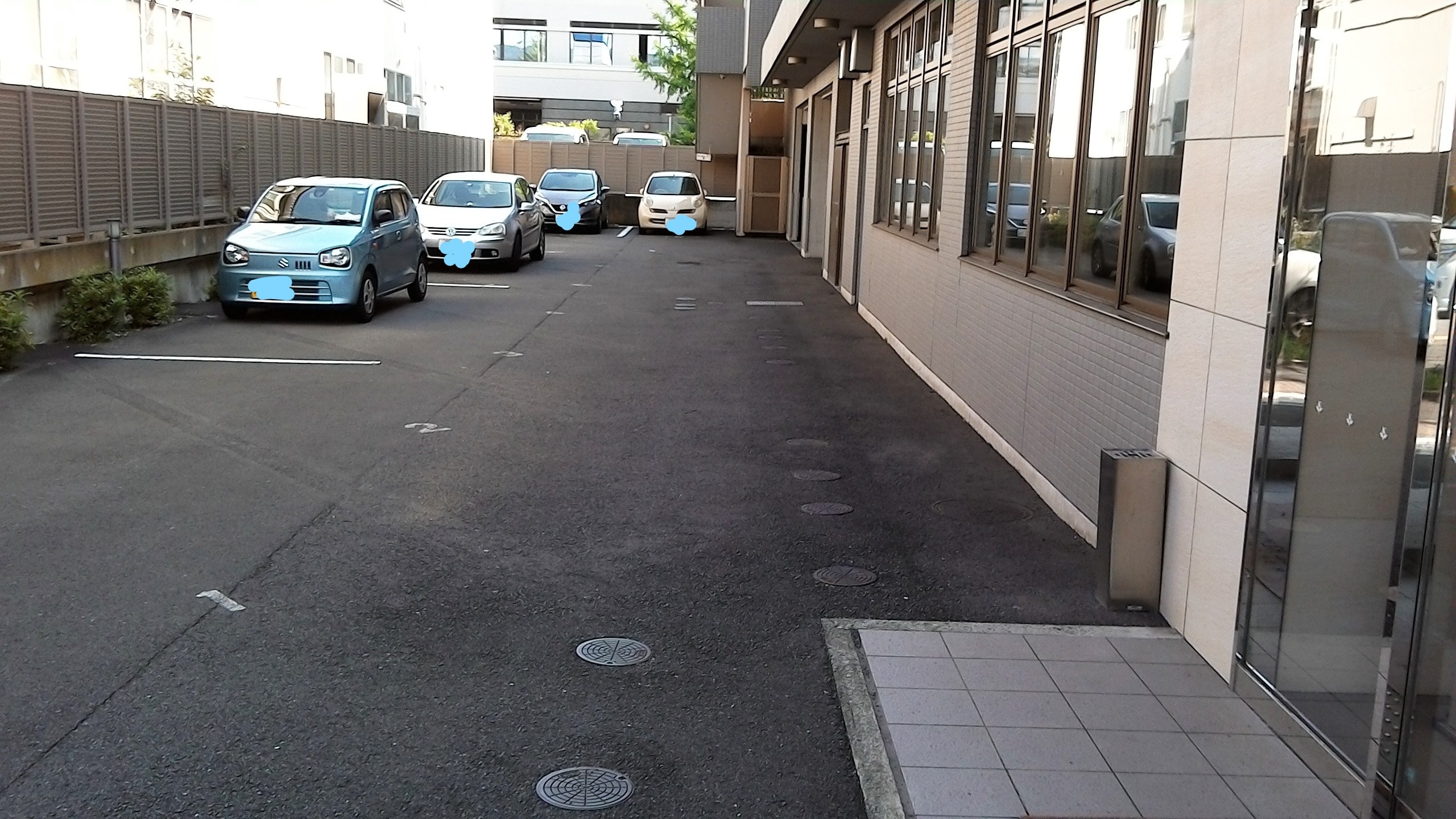 Free parking on site. 13 on a first-come, first-served basis. When the car is full, go to the contract parking lot (with time limit)